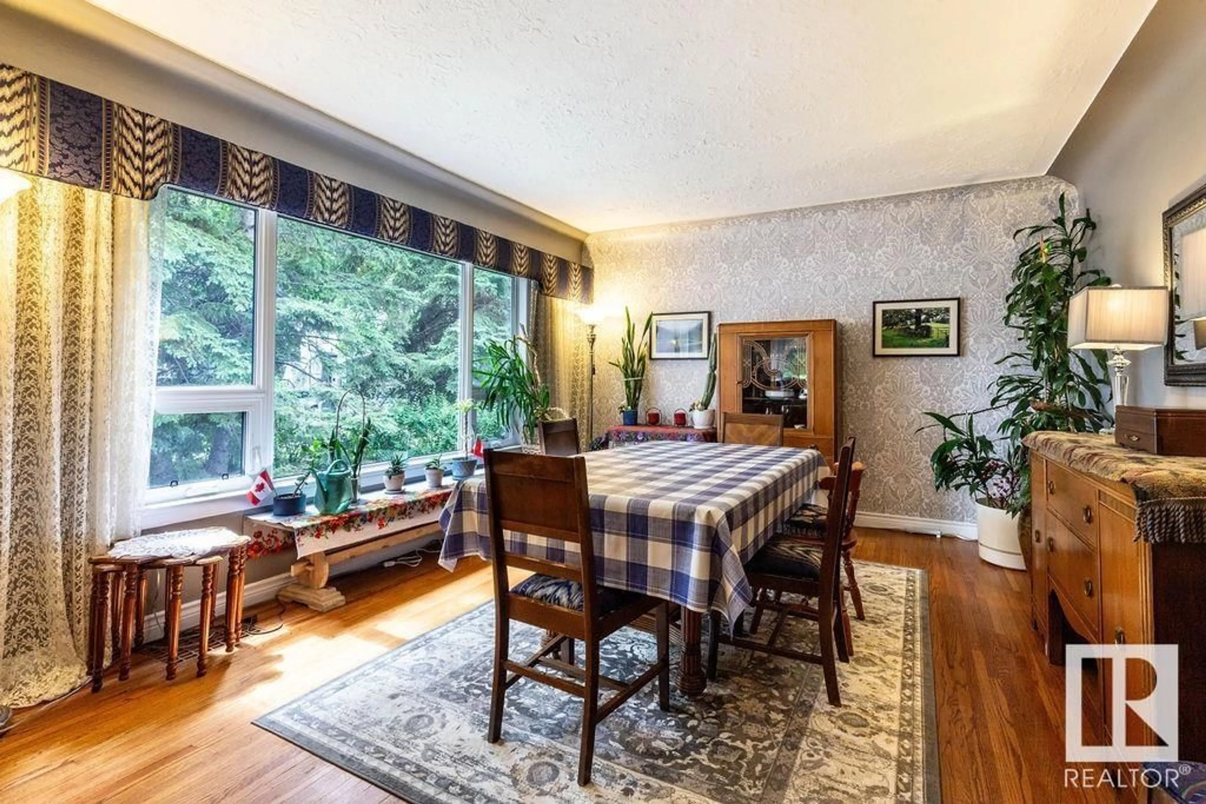 Dining room, wood/laminate floor for 14014 106 AV, Edmonton Alberta T5N1B2