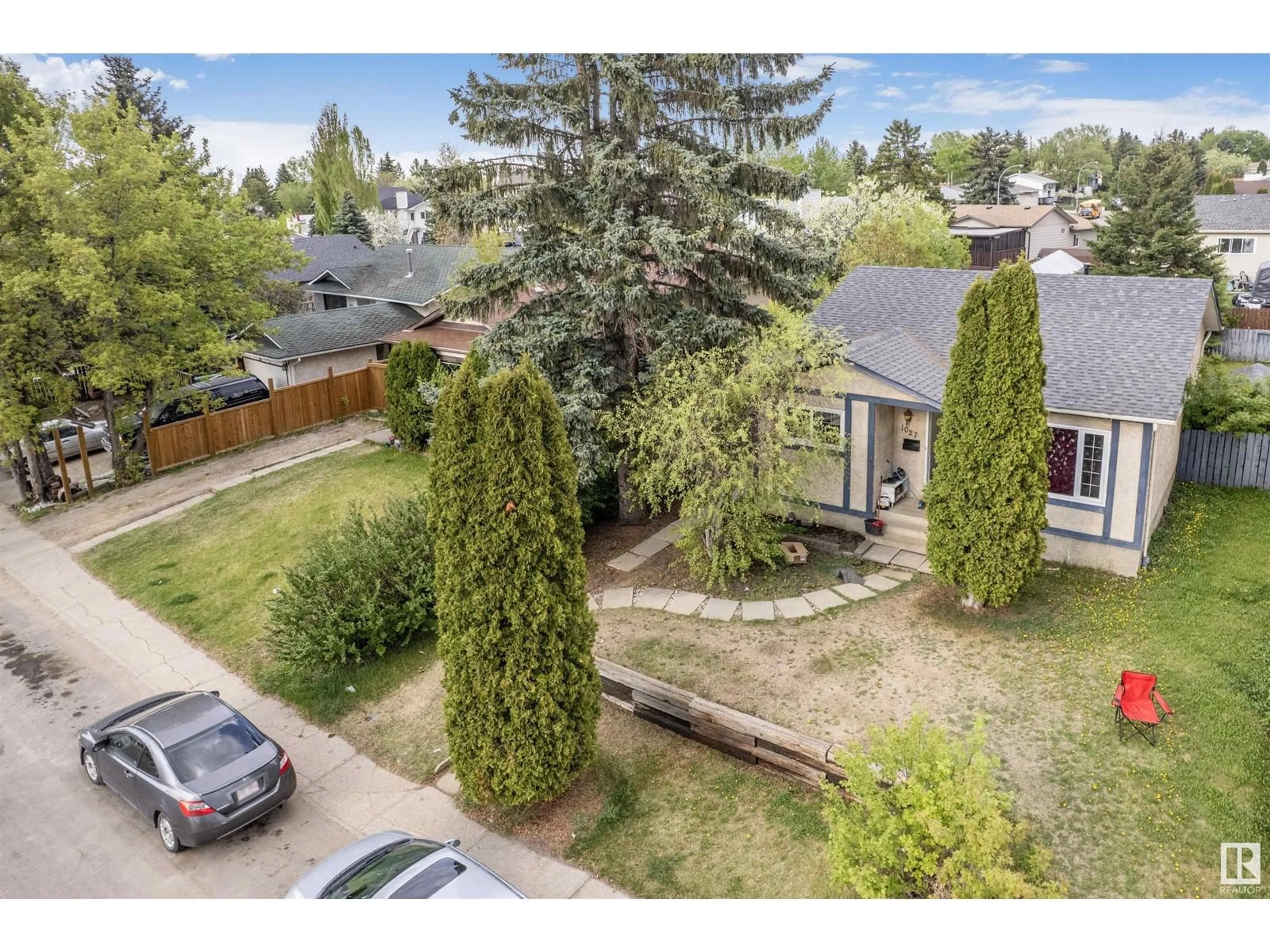 A pic from outside/outdoor area/front of a property/back of a property/a pic from drone, street for 1027 61 ST, Edmonton Alberta T6L3W2
