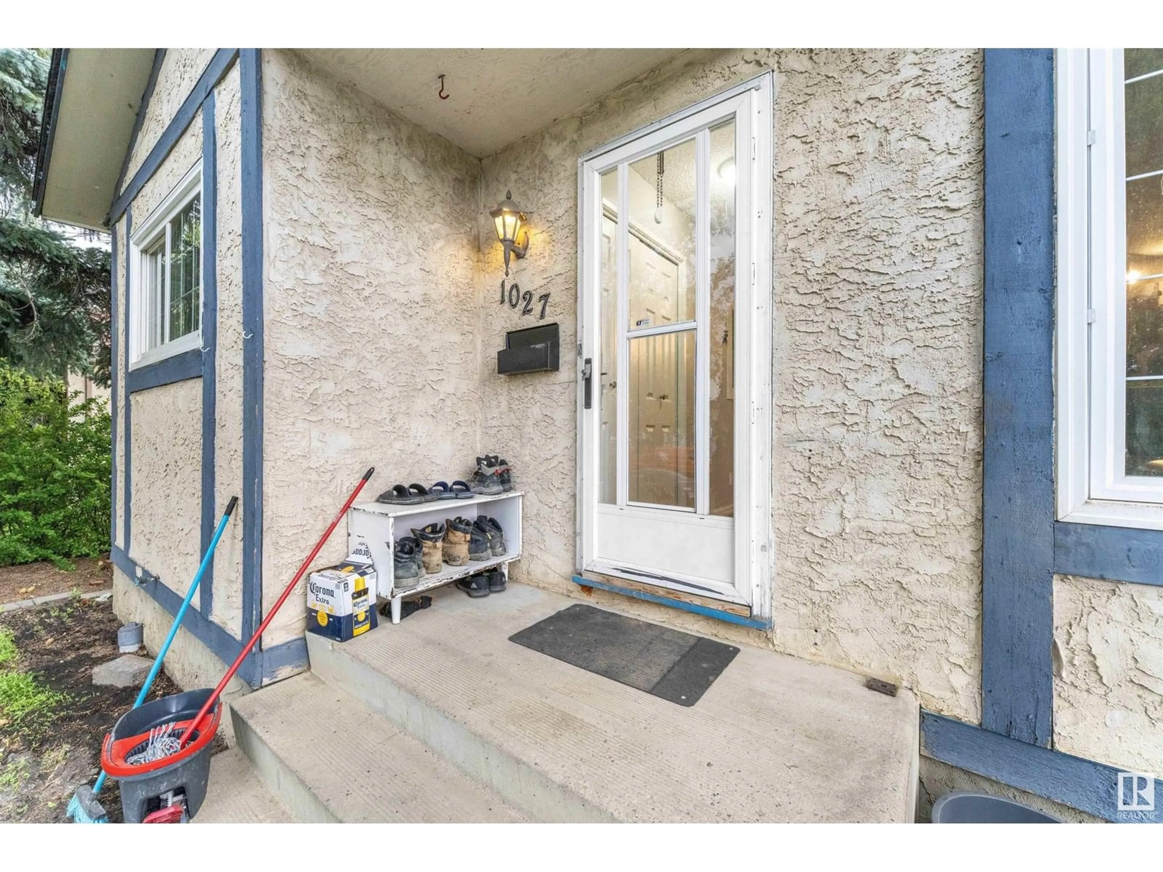 Indoor entryway for 1027 61 ST, Edmonton Alberta T6L3W2