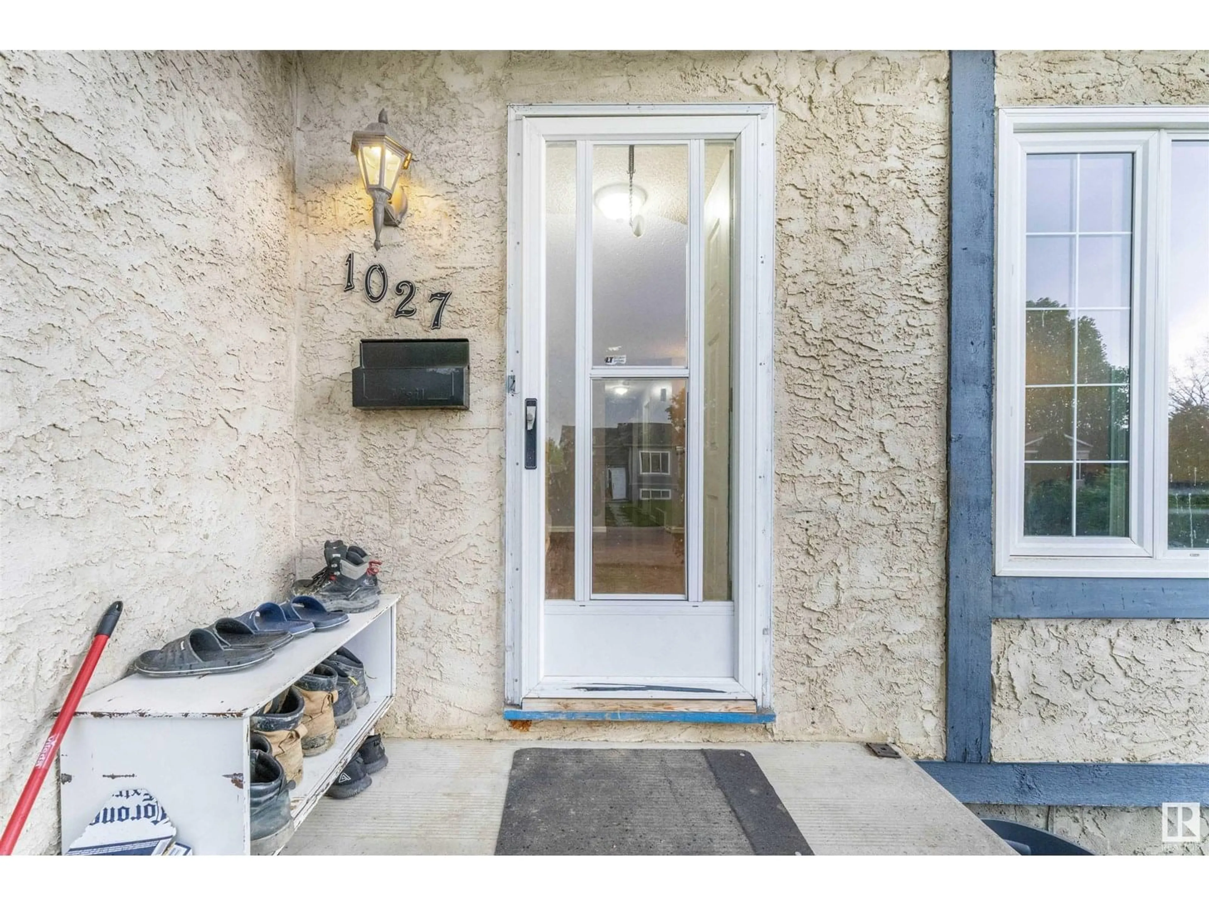 Indoor entryway for 1027 61 ST, Edmonton Alberta T6L3W2