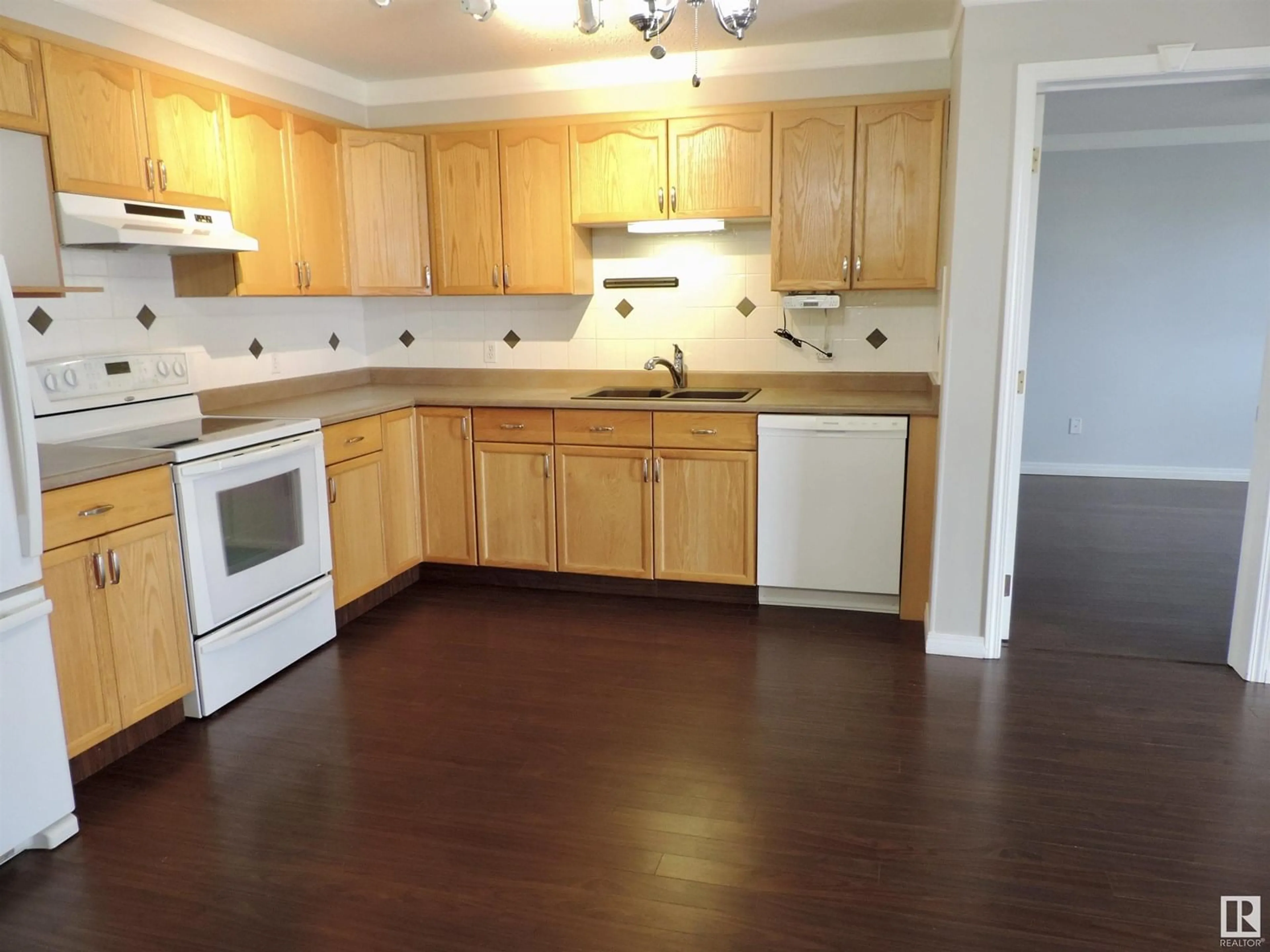 Standard kitchen, wood/laminate floor for 302 - 4700 43 AV, Stony Plain Alberta T7Z2S6
