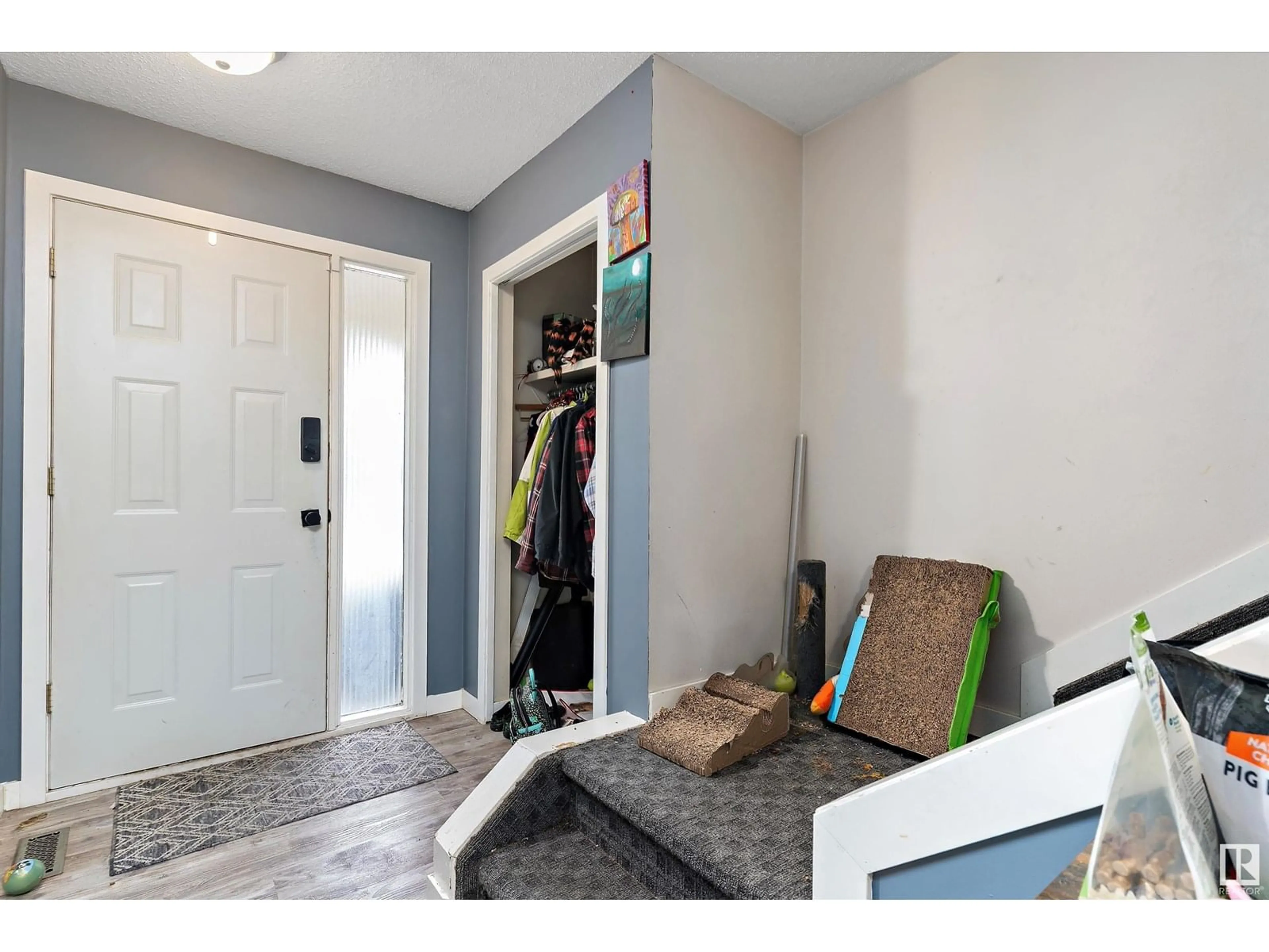 Indoor entryway for 10930 BEAUMARIS RD, Edmonton Alberta T5X1Z6