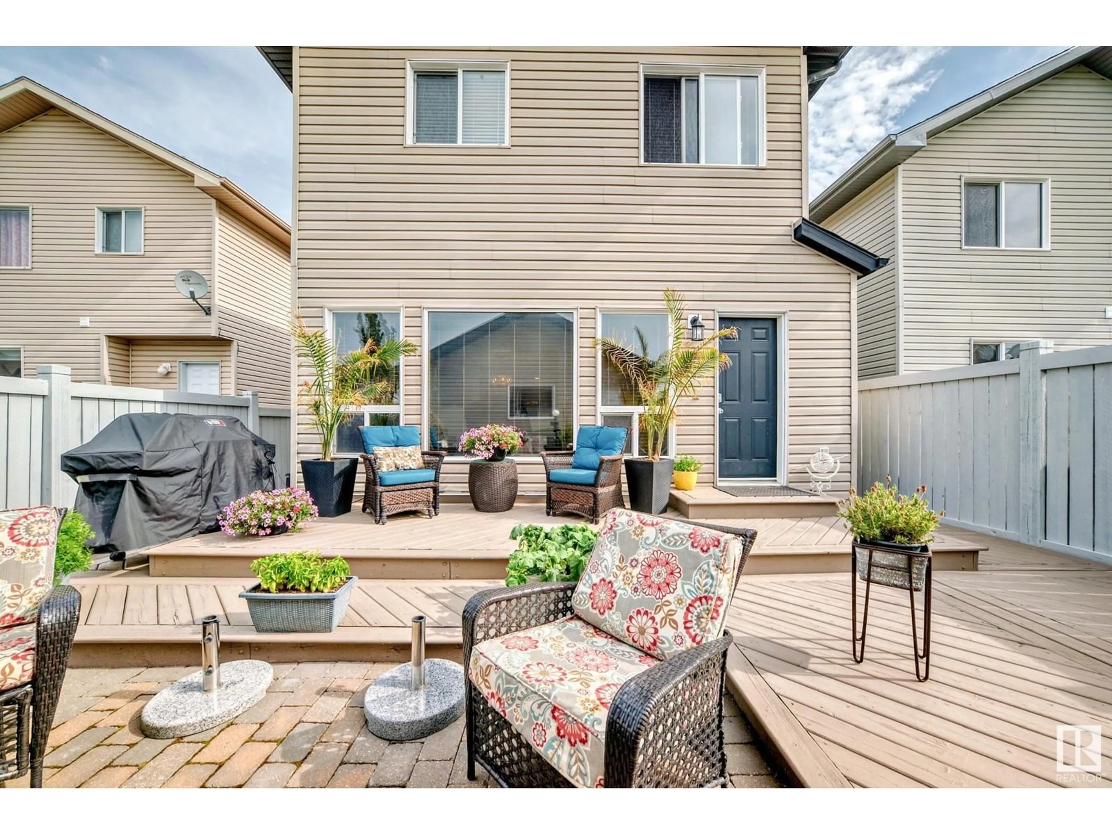 Patio, street for NW - 20119 58 AV, Edmonton Alberta T6M0B5