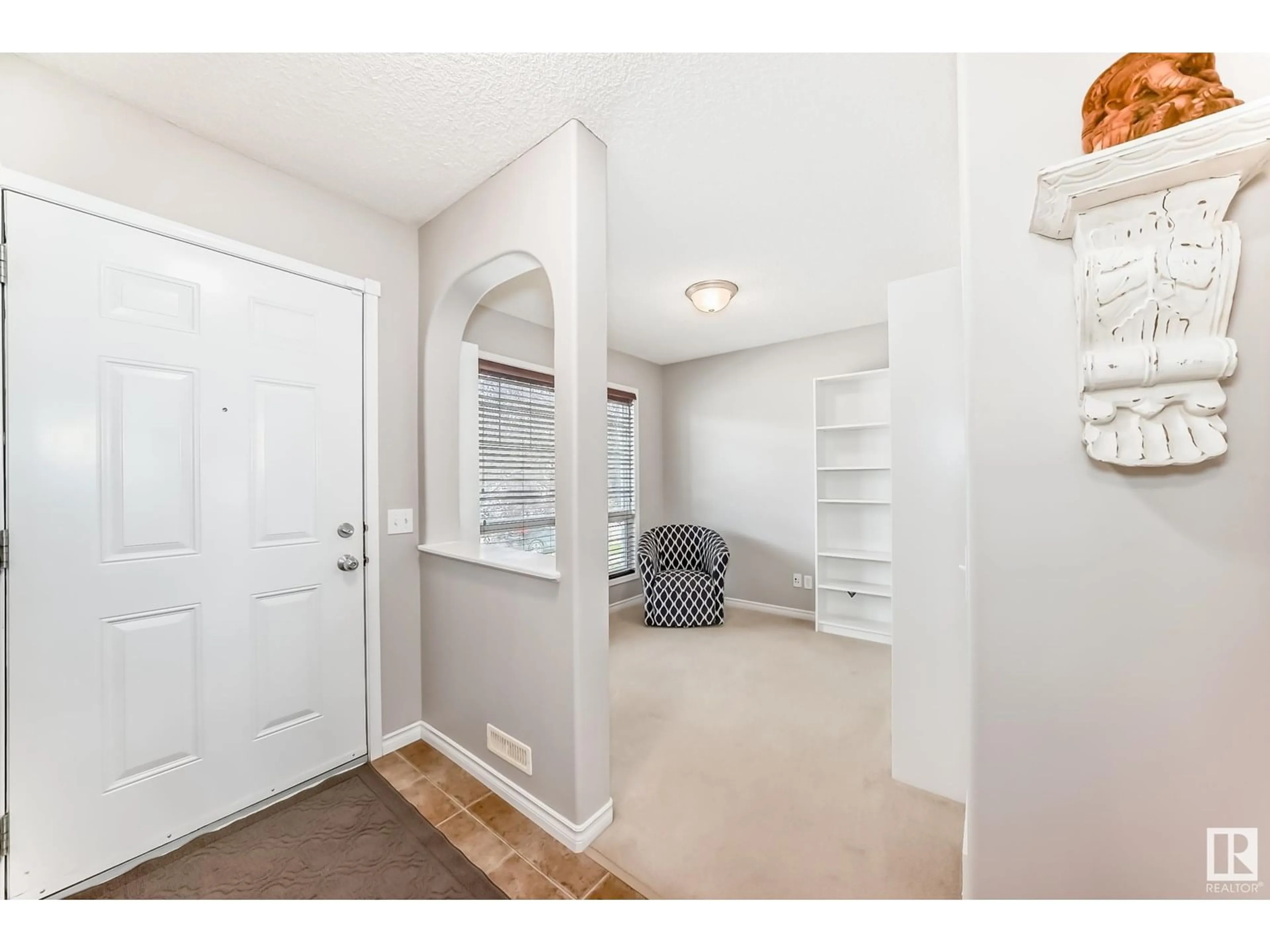Indoor entryway for NW - 20119 58 AV, Edmonton Alberta T6M0B5