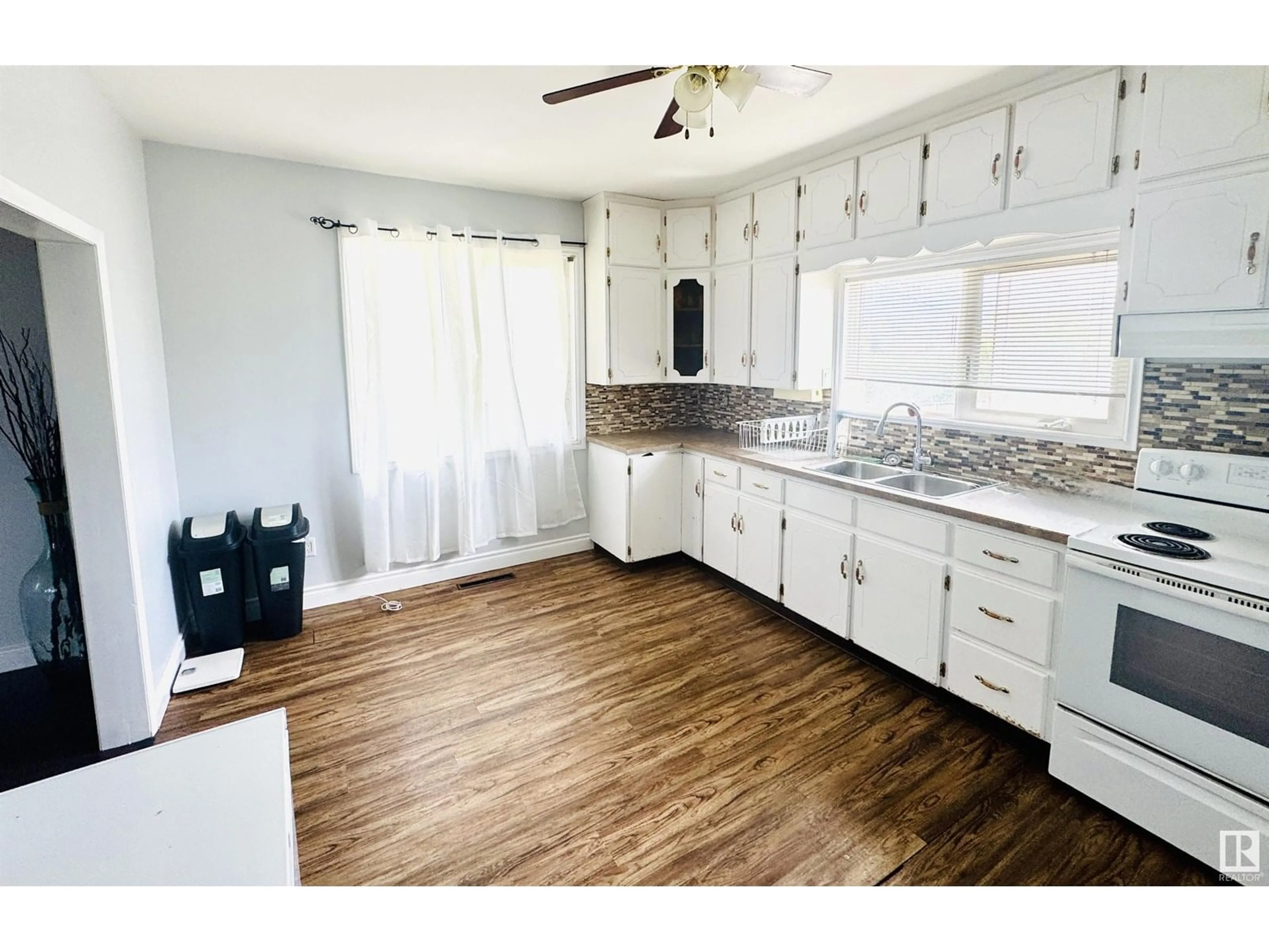 Open concept kitchen, unknown for 5317 51 AV, St. Paul Town Alberta T0A3A1