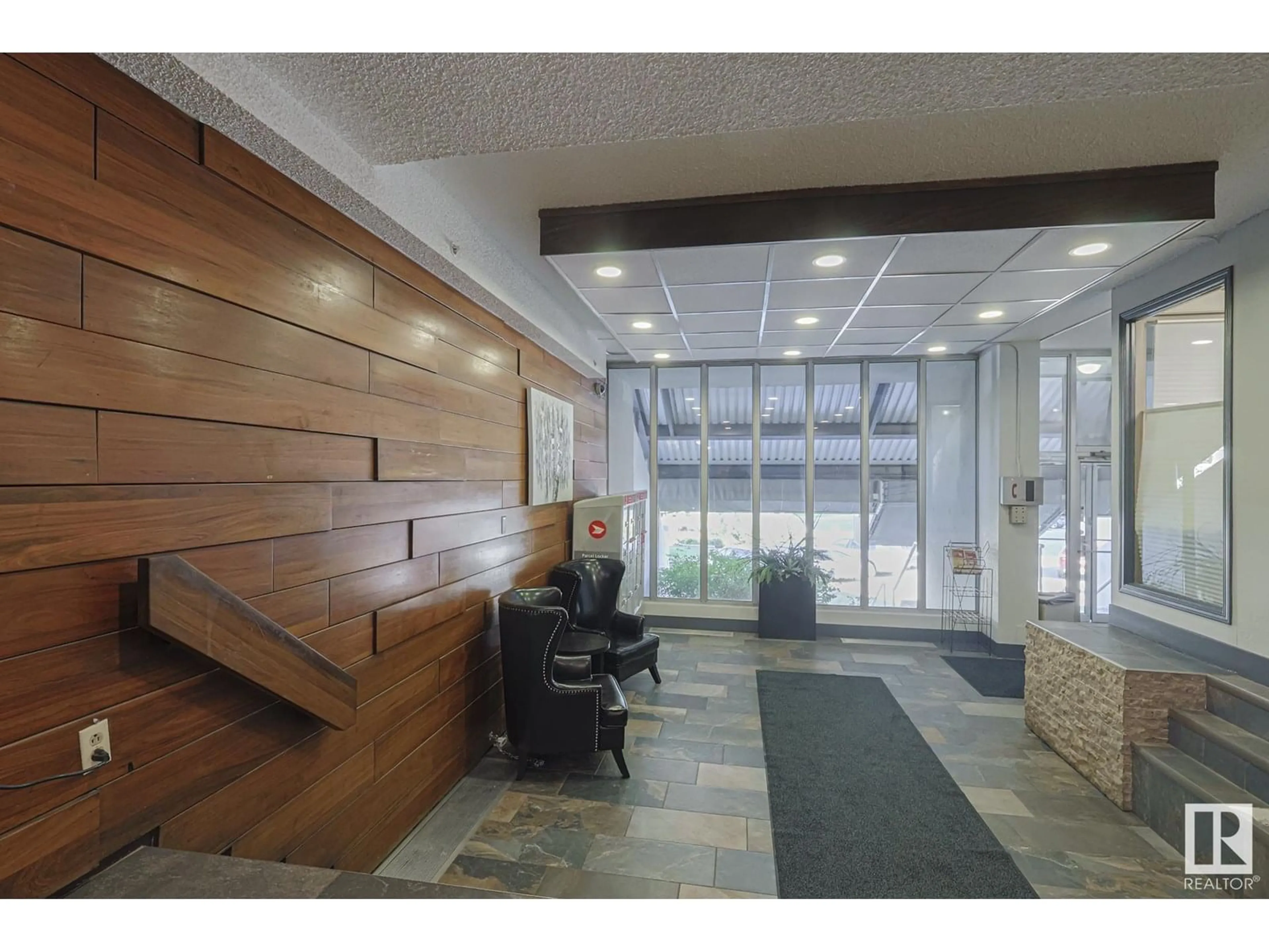 Indoor foyer for 8735 - 121 165 ST, Edmonton Alberta T5R2R6