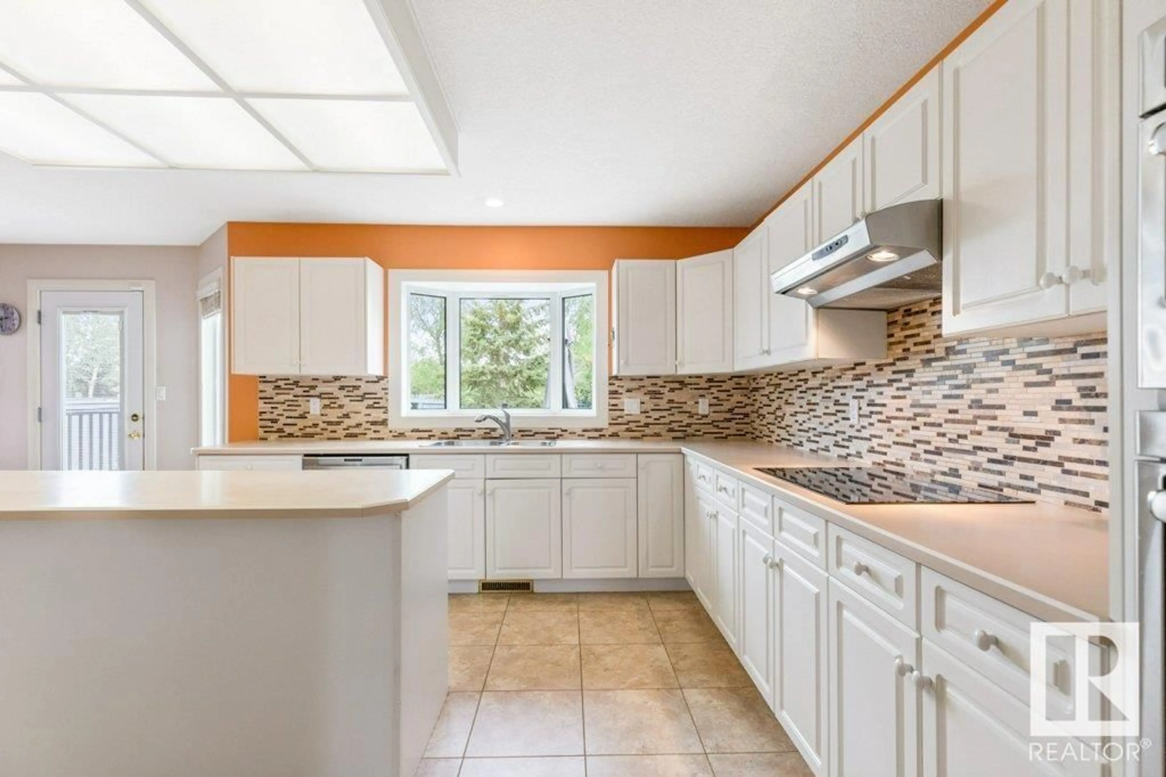 Standard kitchen, ceramic/tile floor for 948 WALLBRIDGE PL, Edmonton Alberta T6M2L7