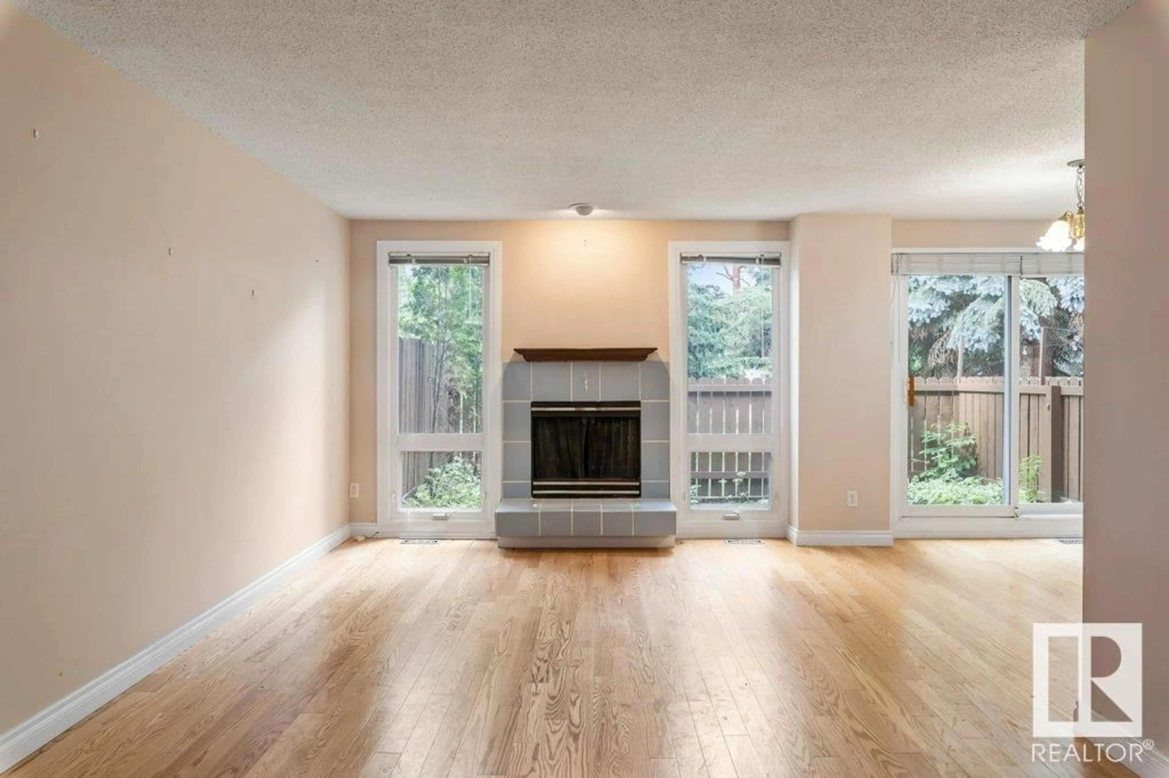 A pic of a room for 70 HEARTHSTONE NW, Edmonton Alberta T6H5E5