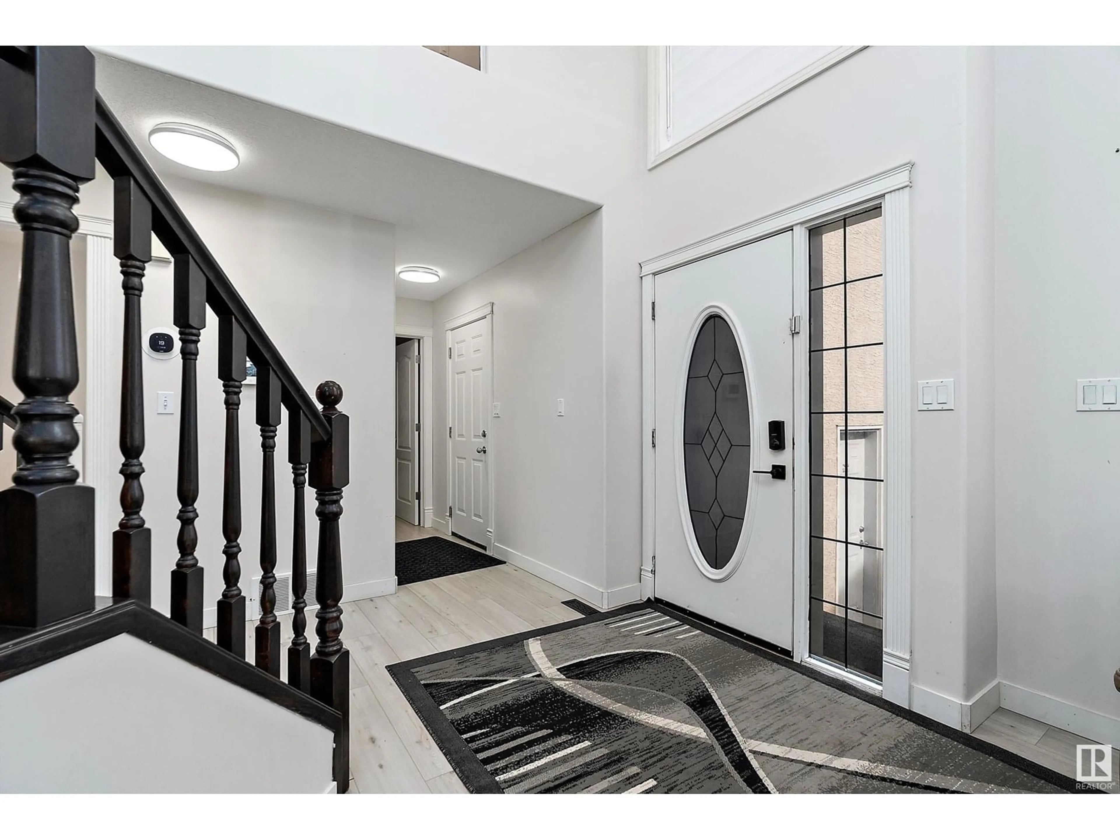 Indoor foyer for 7326 166A AV, Edmonton Alberta T5Z3Y1