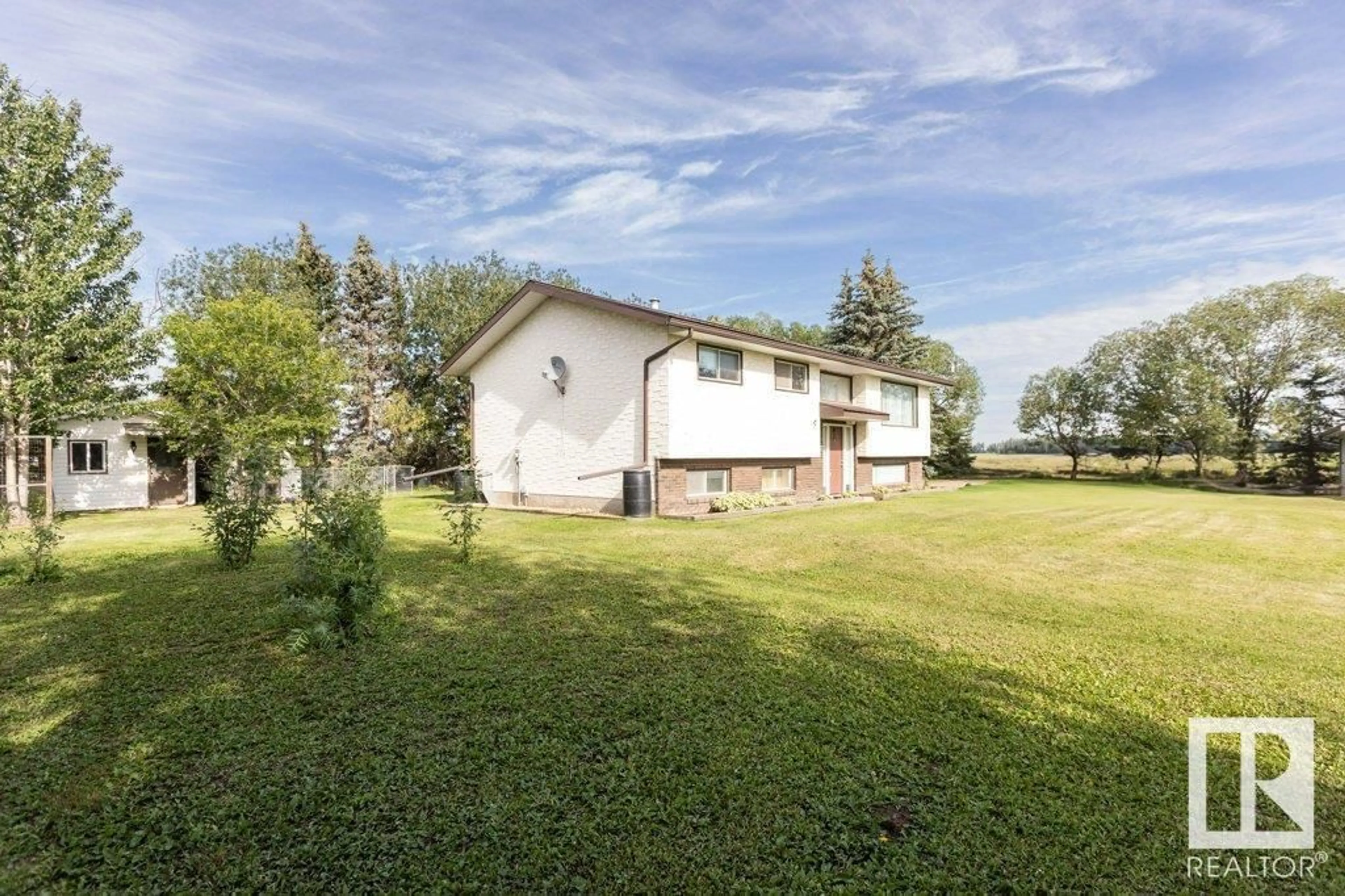 A pic from outside/outdoor area/front of a property/back of a property/a pic from drone, unknown for 2001 TWP RD 604, Rural Westlock County Alberta T7P2N9