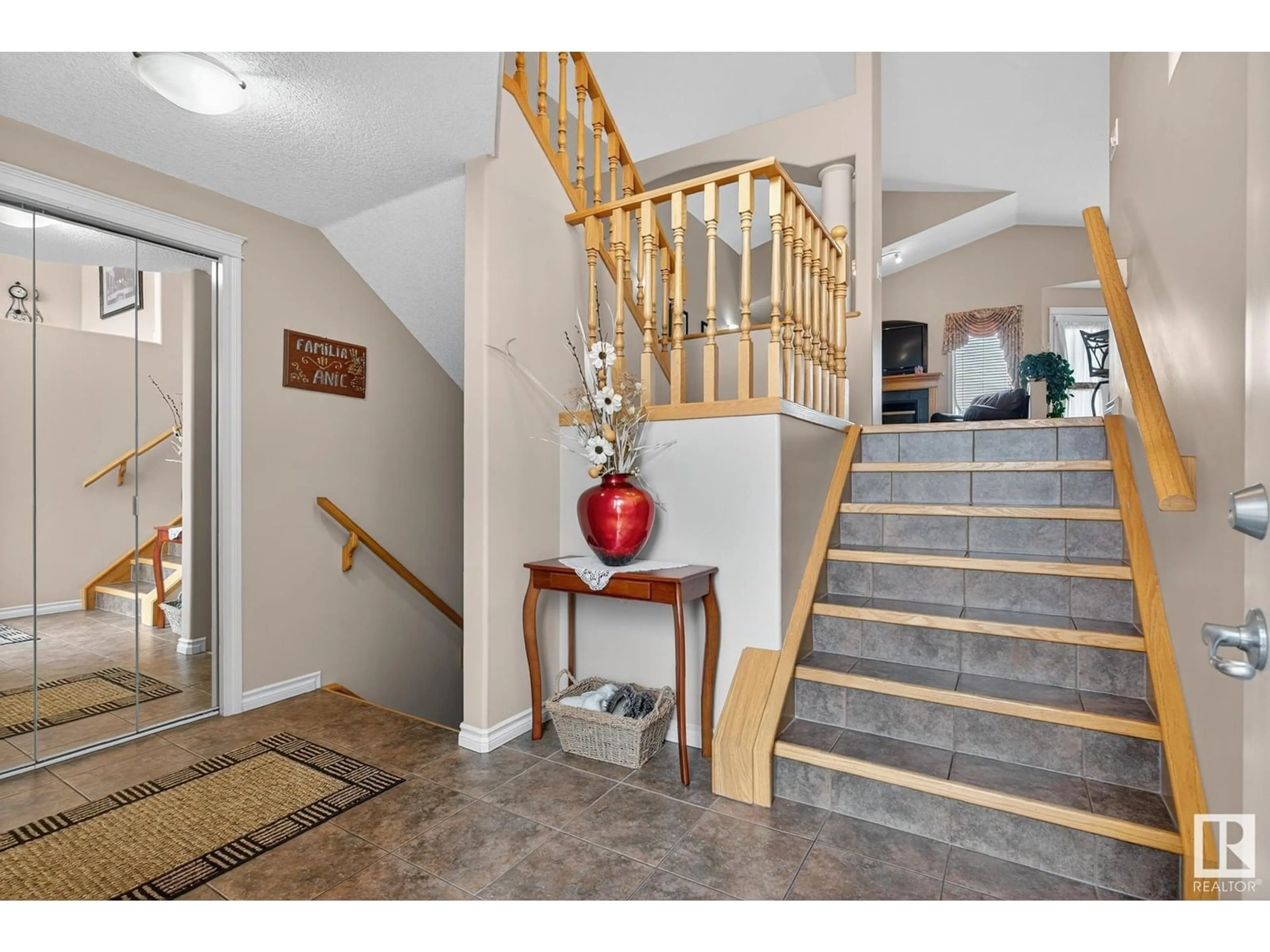 Indoor foyer for 7335 164 AV, Edmonton Alberta T5Z3Y3