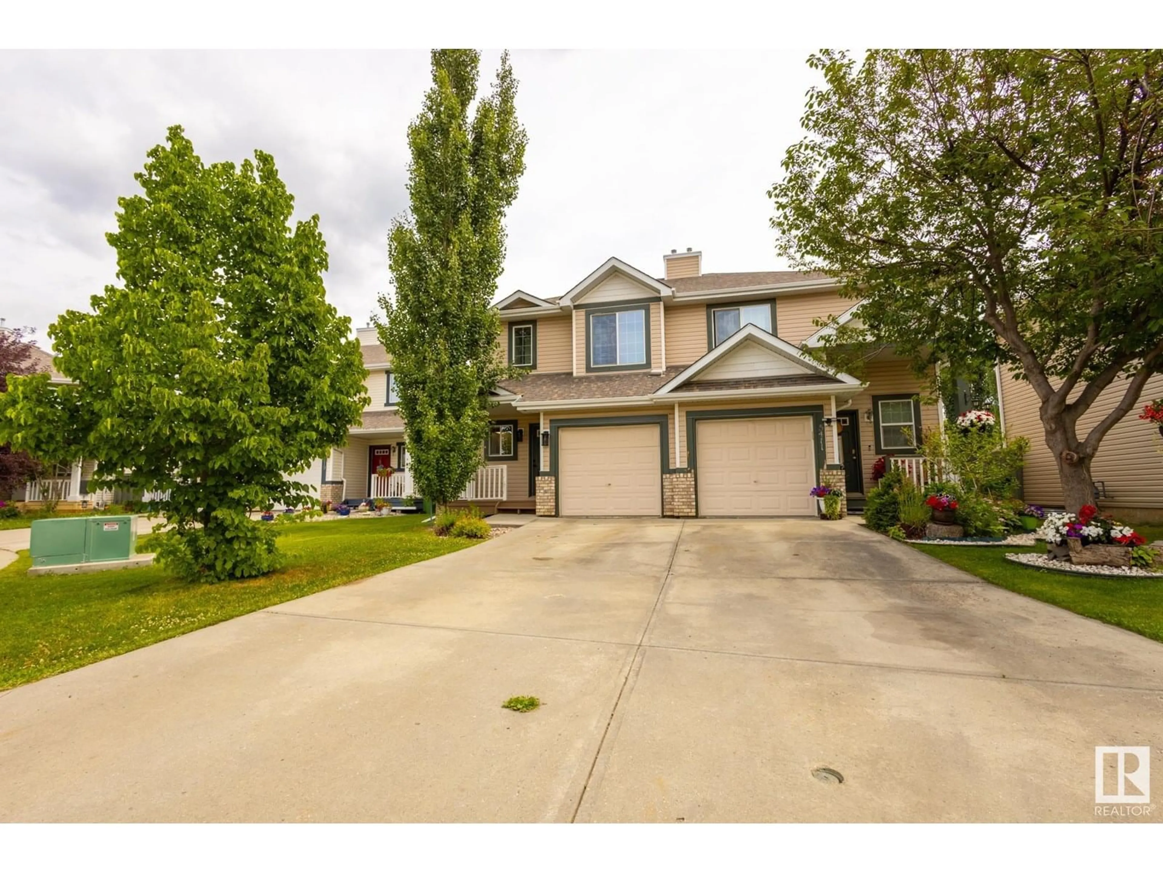 A pic from outside/outdoor area/front of a property/back of a property/a pic from drone, street for NW - 5415 204 ST, Edmonton Alberta T6M2Z1