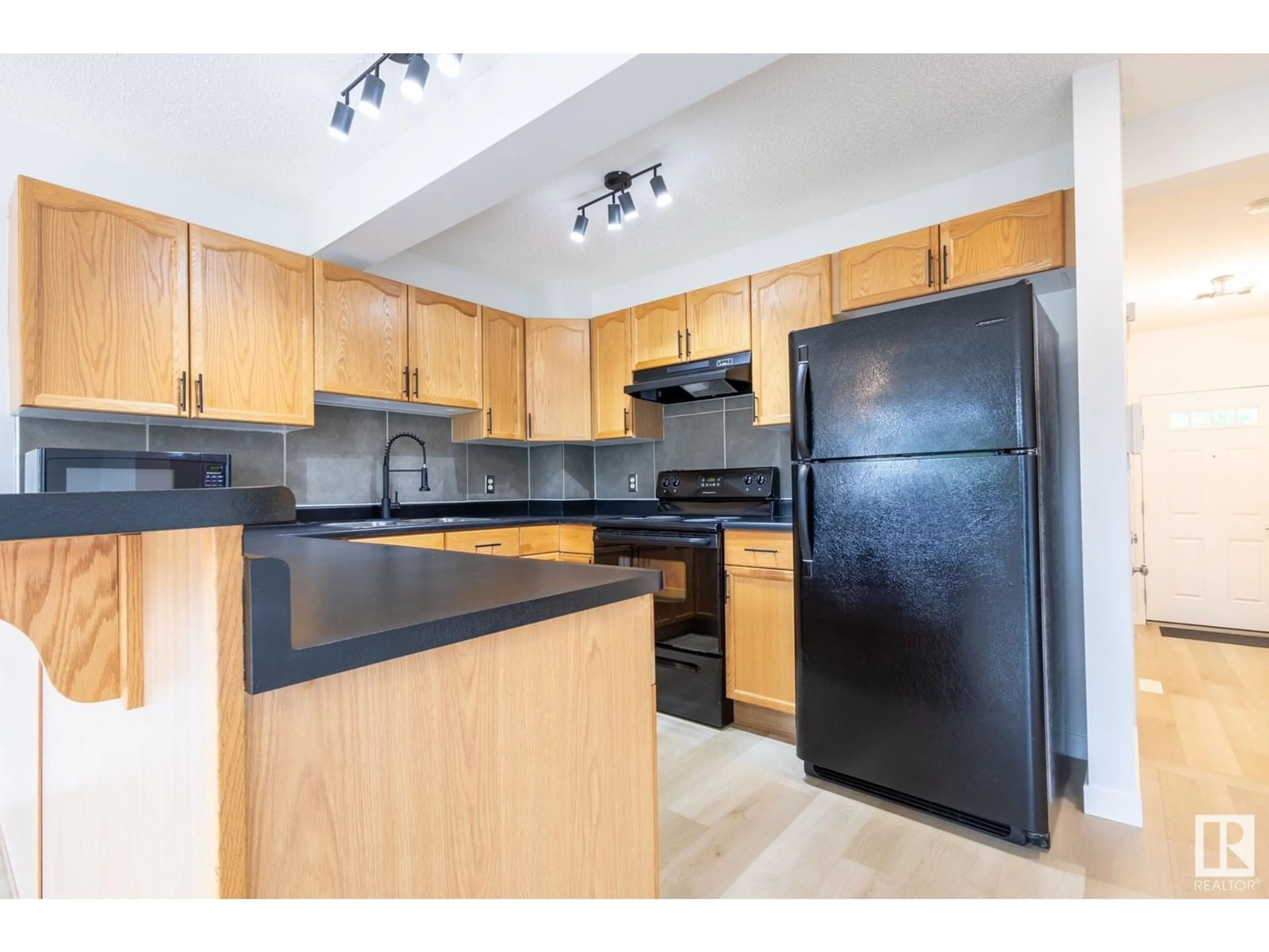 Standard kitchen, unknown for NW - 5415 204 ST, Edmonton Alberta T6M2Z1