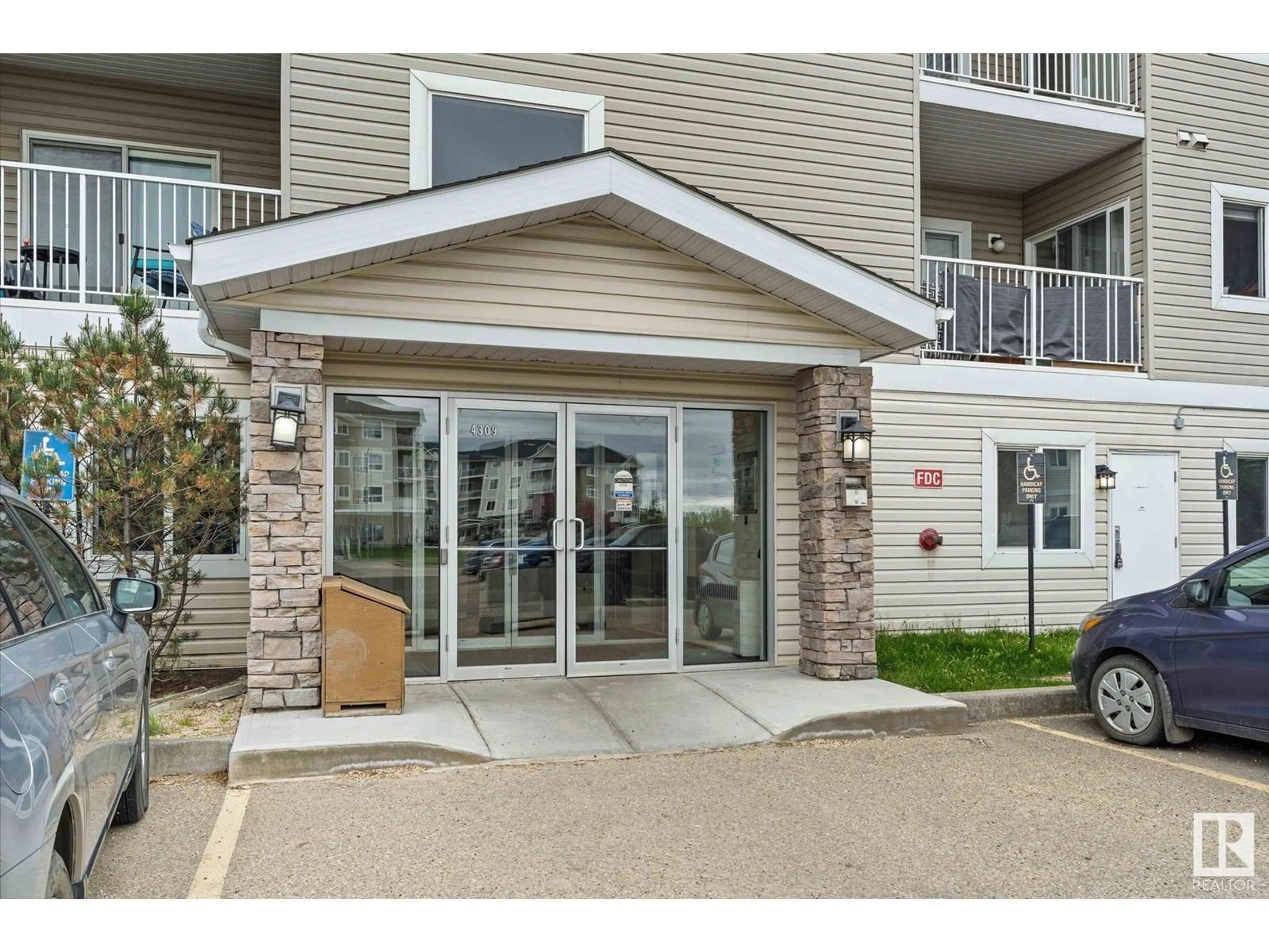 Indoor foyer for #322 - 4309 33 ST, Stony Plain Alberta T7Z0C4