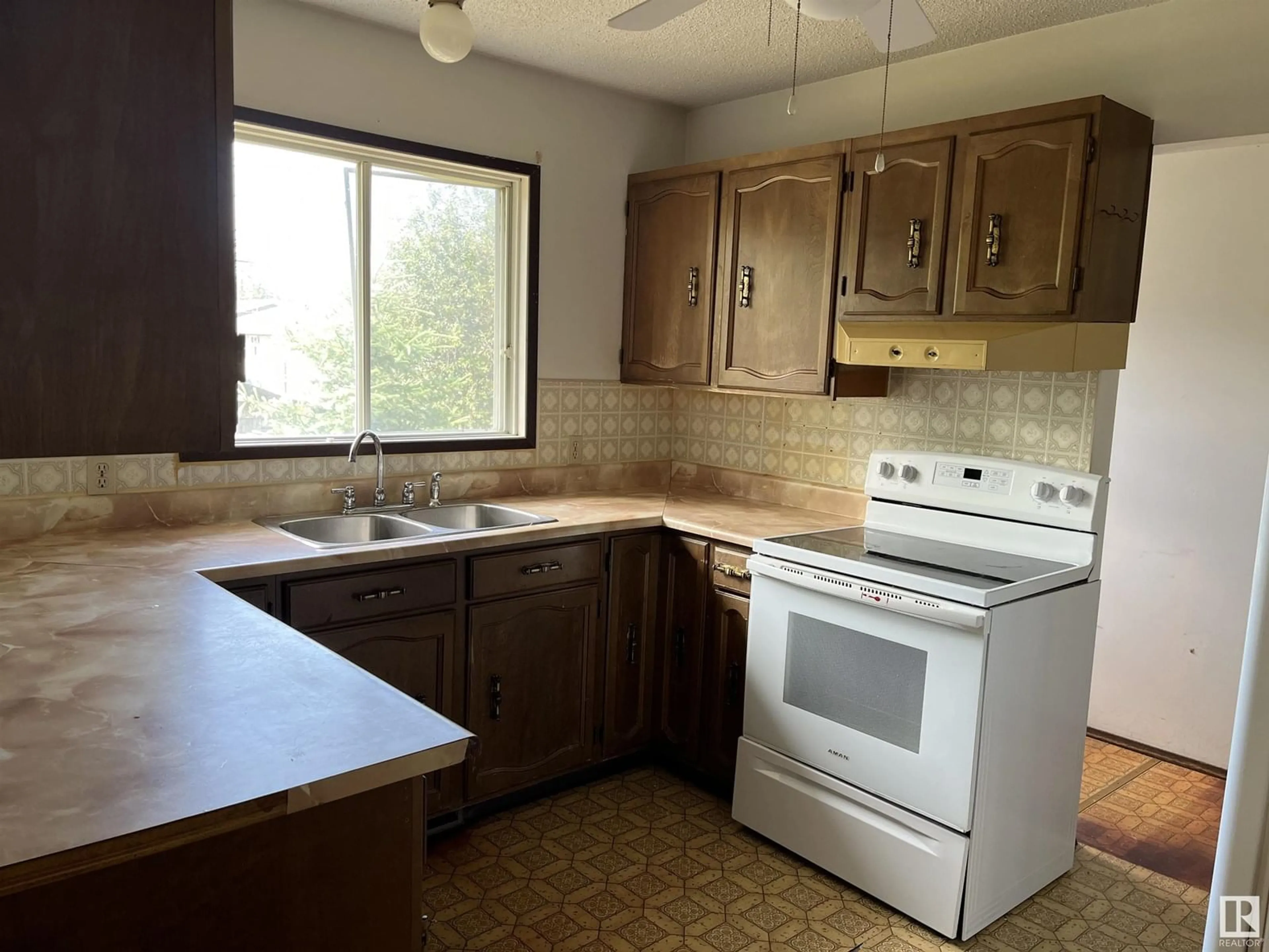 Standard kitchen, unknown for 5340 53 AV, Bonnyville Town Alberta T9N2B3