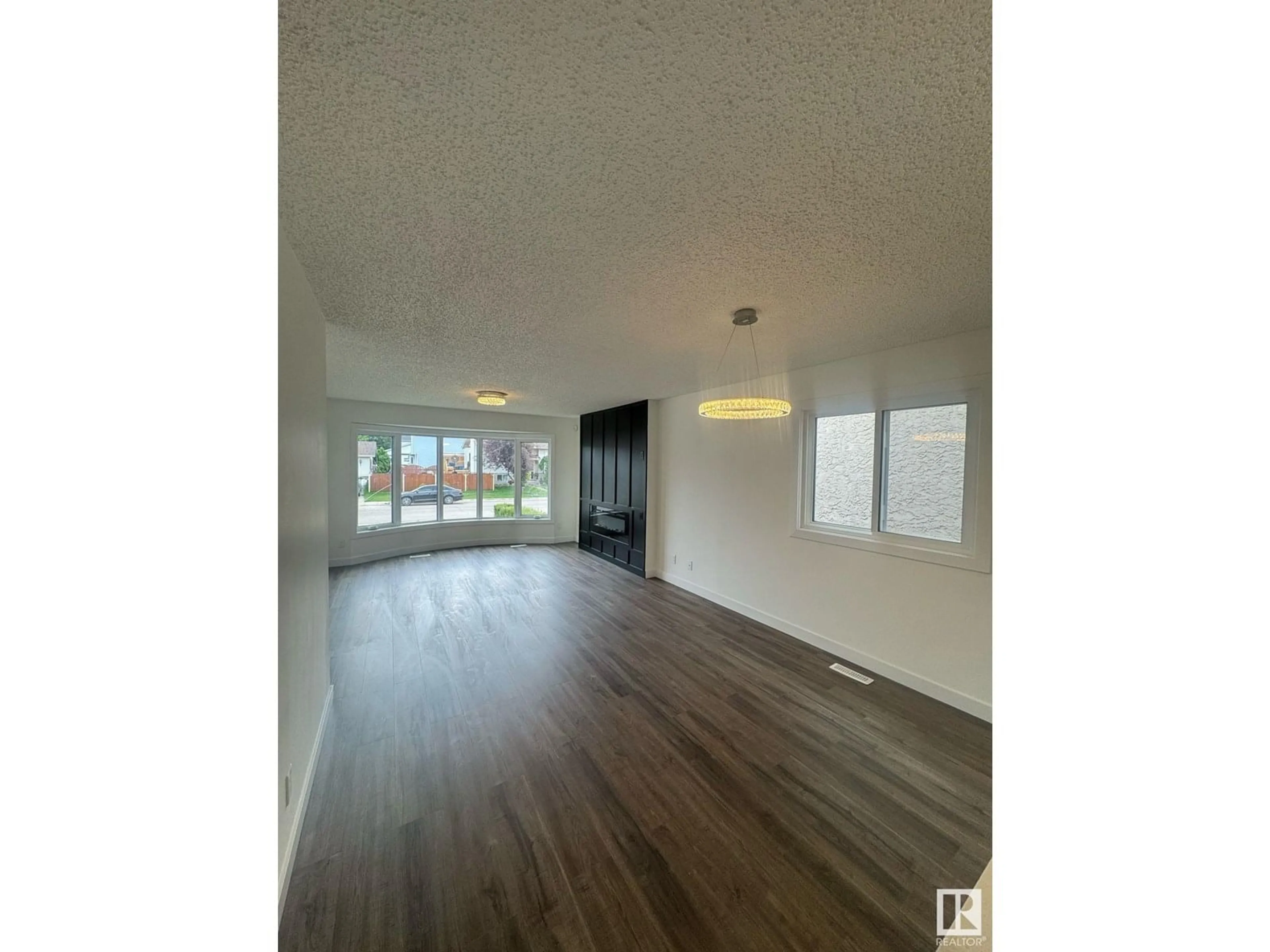 A pic of a room for 4516 27 AV, Edmonton Alberta T6L4P9