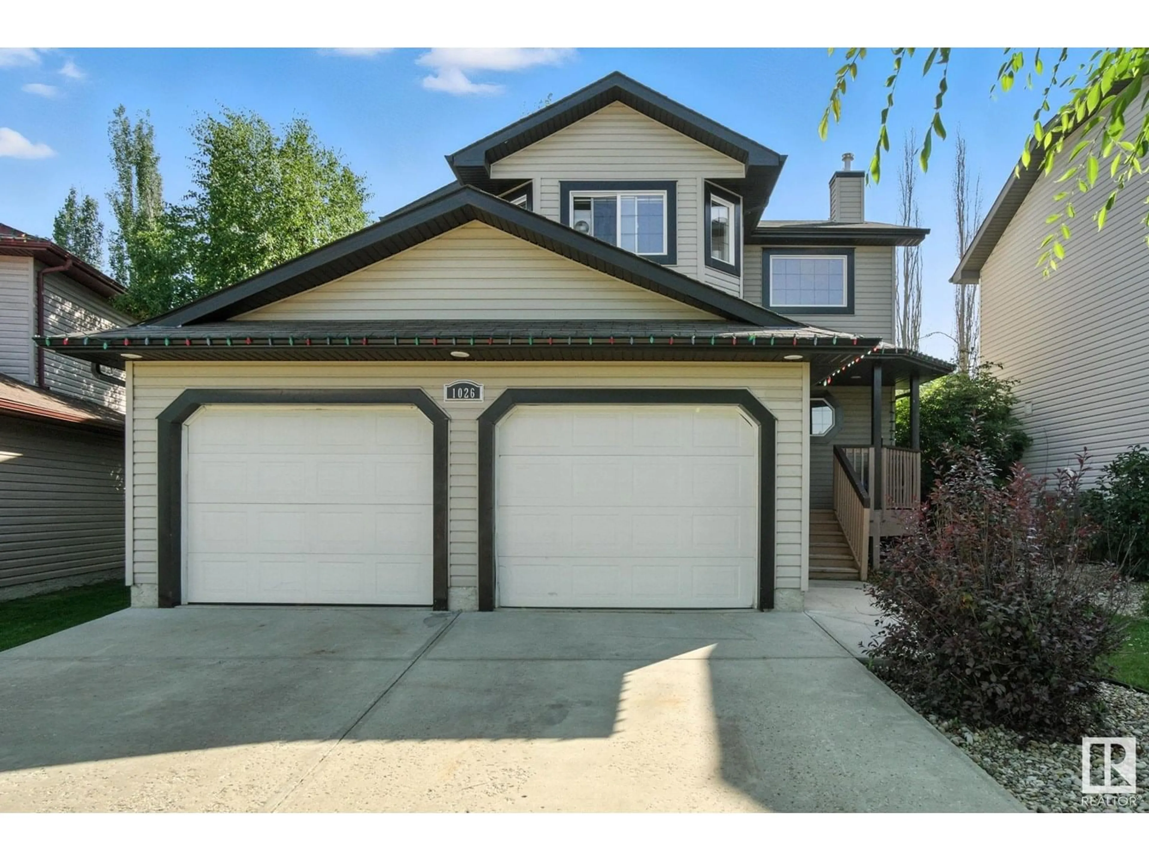 Home with vinyl exterior material, street for 1026 WESTERRA KY, Stony Plain Alberta T7Z2Z5