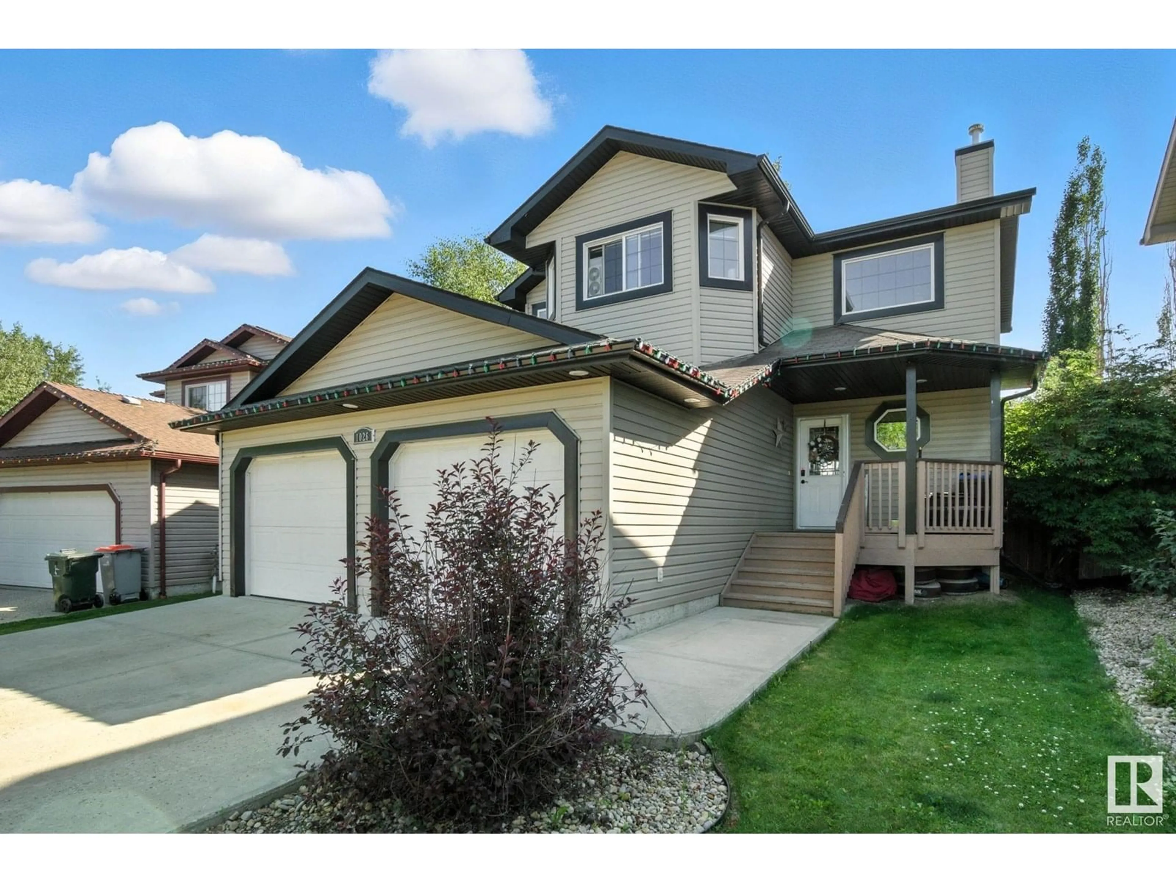 Home with vinyl exterior material, street for 1026 WESTERRA KY, Stony Plain Alberta T7Z2Z5