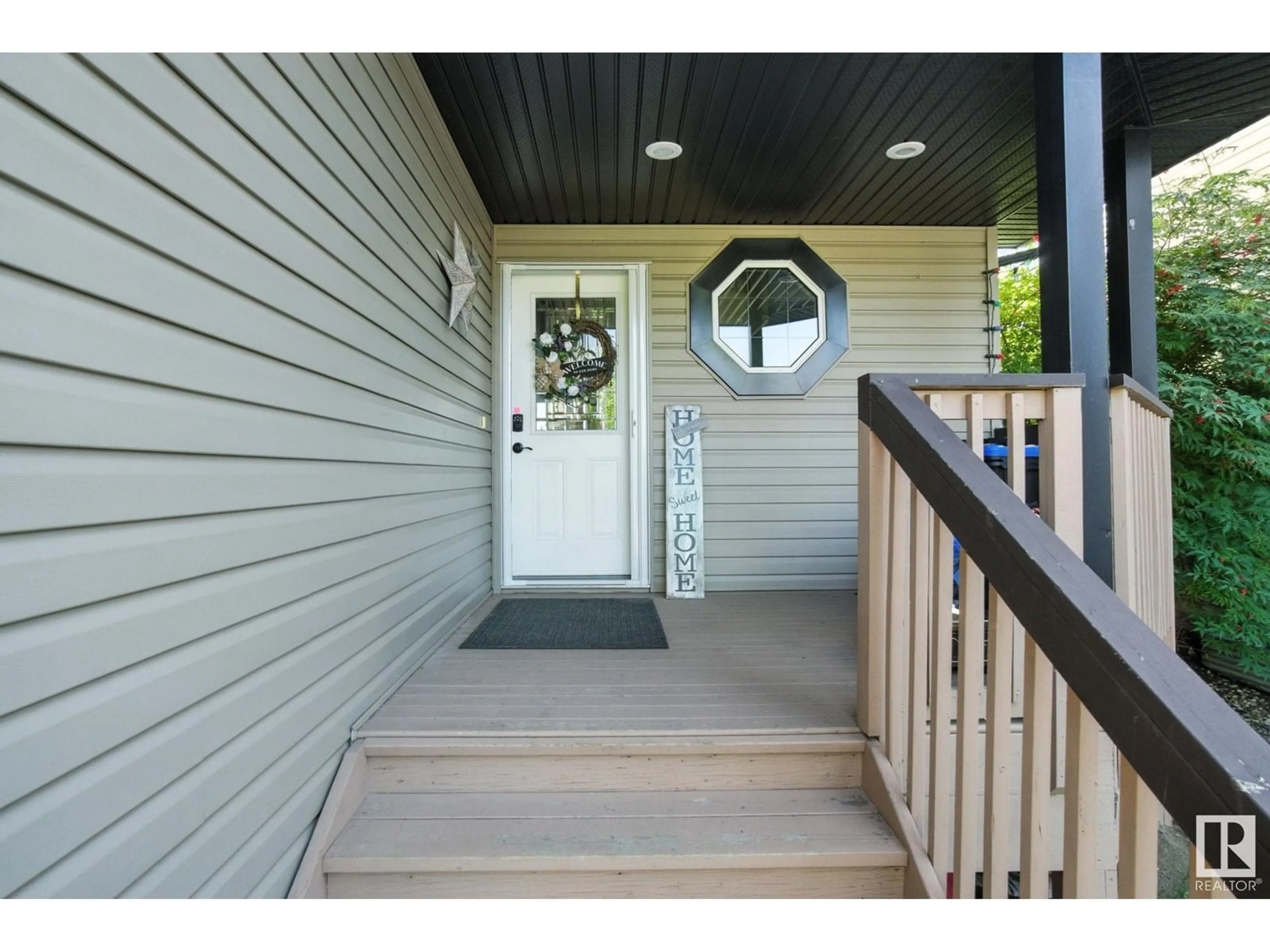 Indoor entryway for 1026 WESTERRA KY, Stony Plain Alberta T7Z2Z5