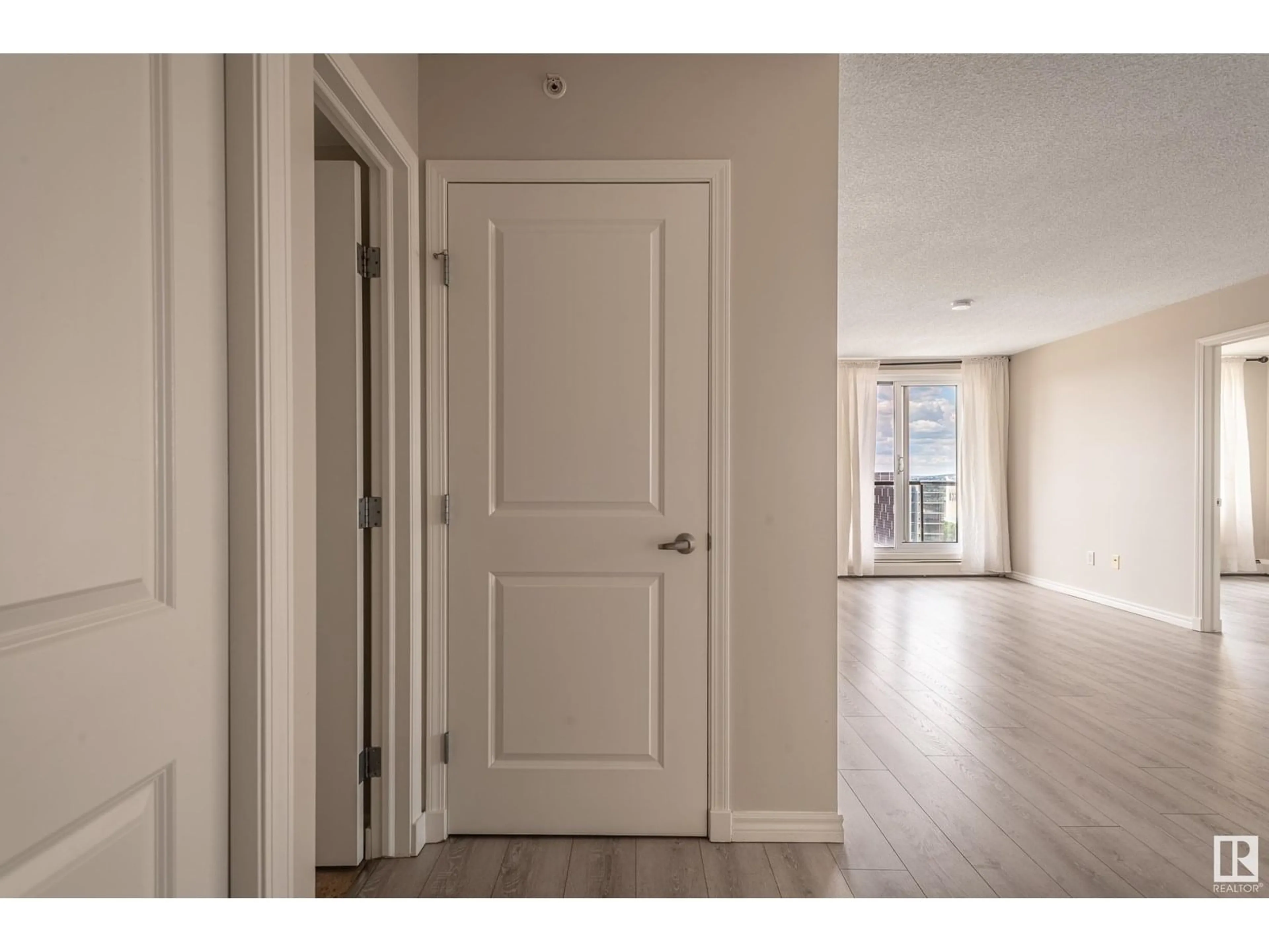 Indoor entryway for 1601 105 ST NW, Edmonton Alberta T5J5G3