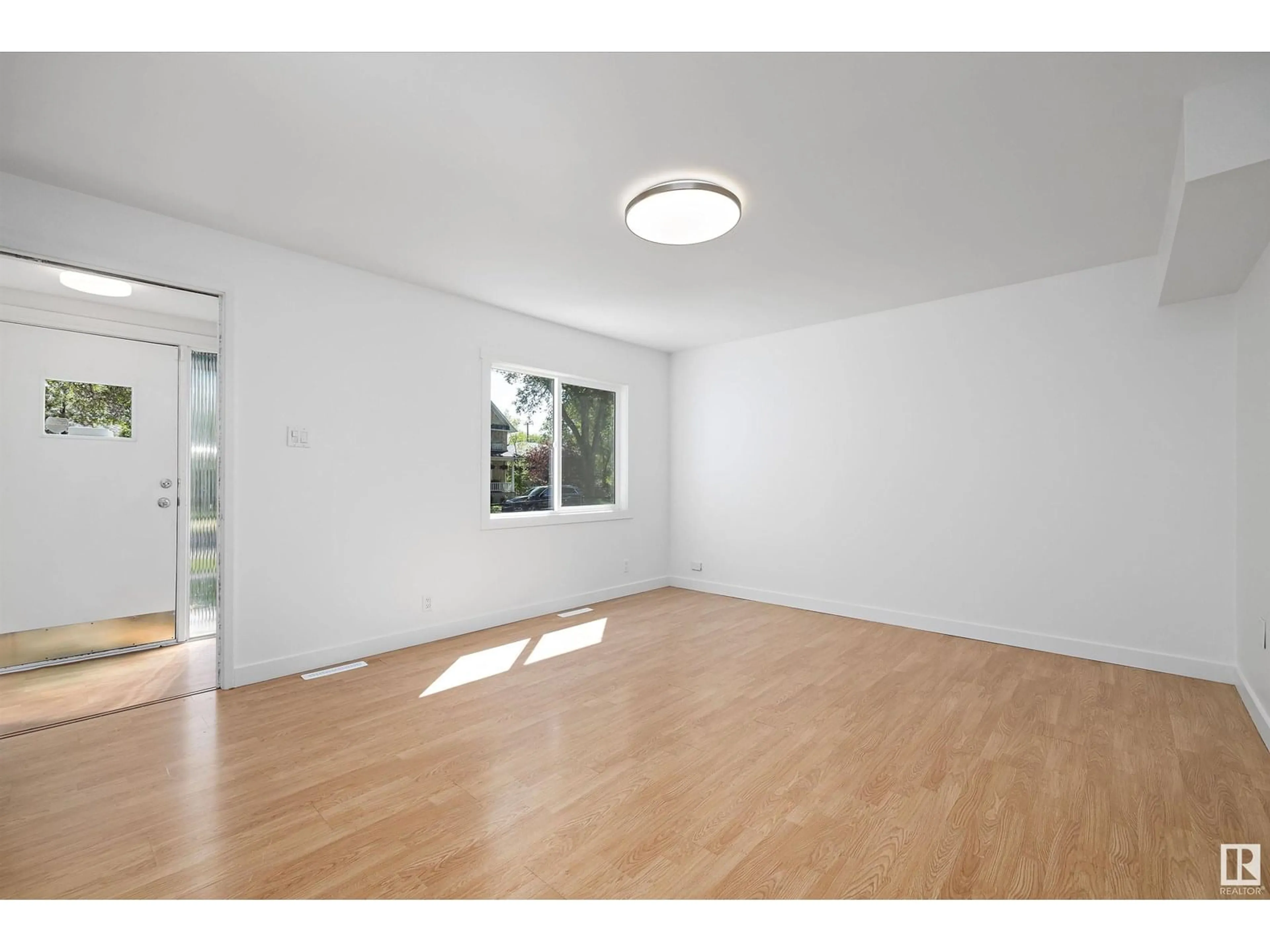 A pic of a room for 11620 84 ST, Edmonton Alberta T5B3B9