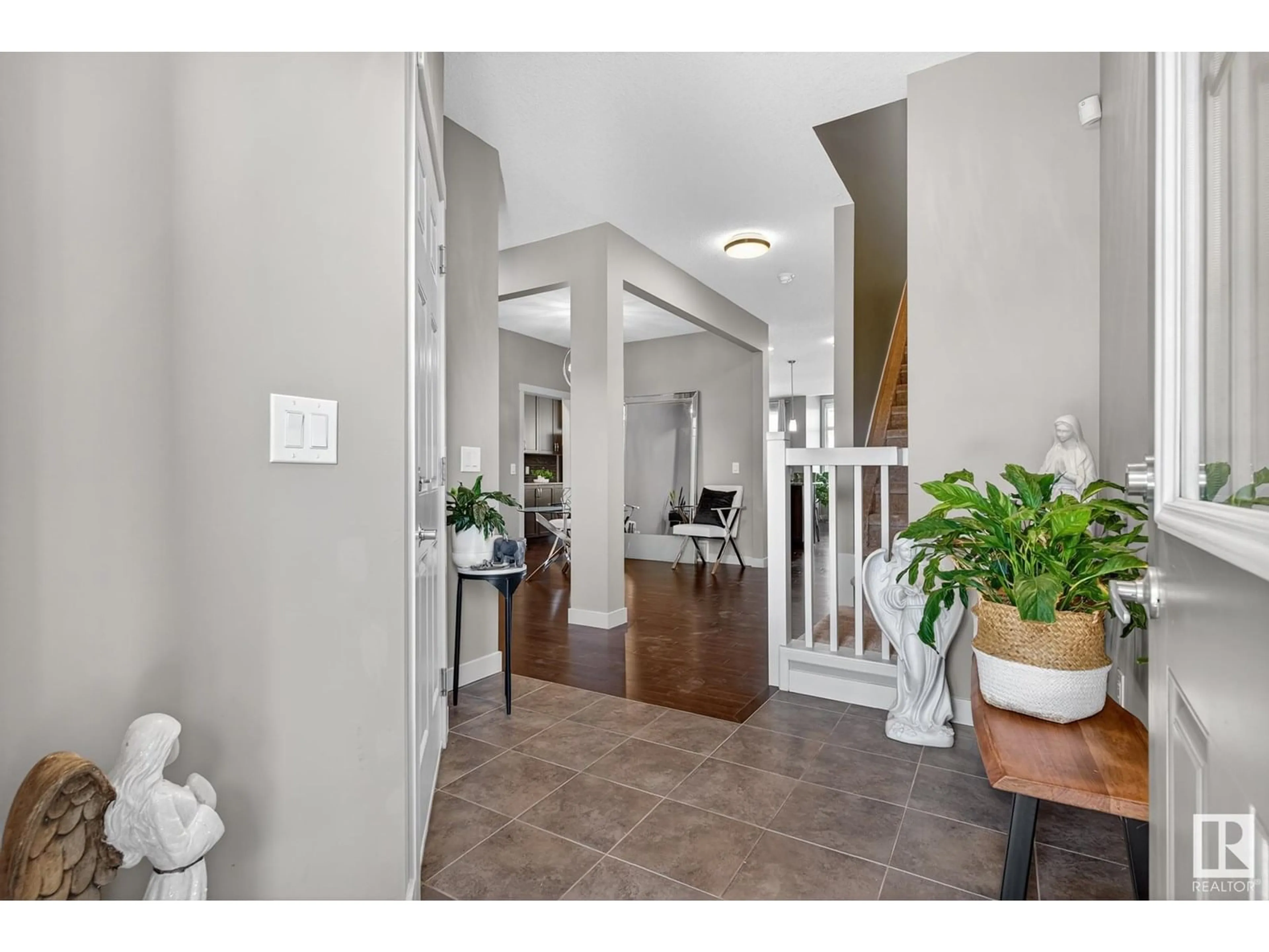Indoor entryway for 5451 ALLBRIGHT SQ, Edmonton Alberta T6W3H7