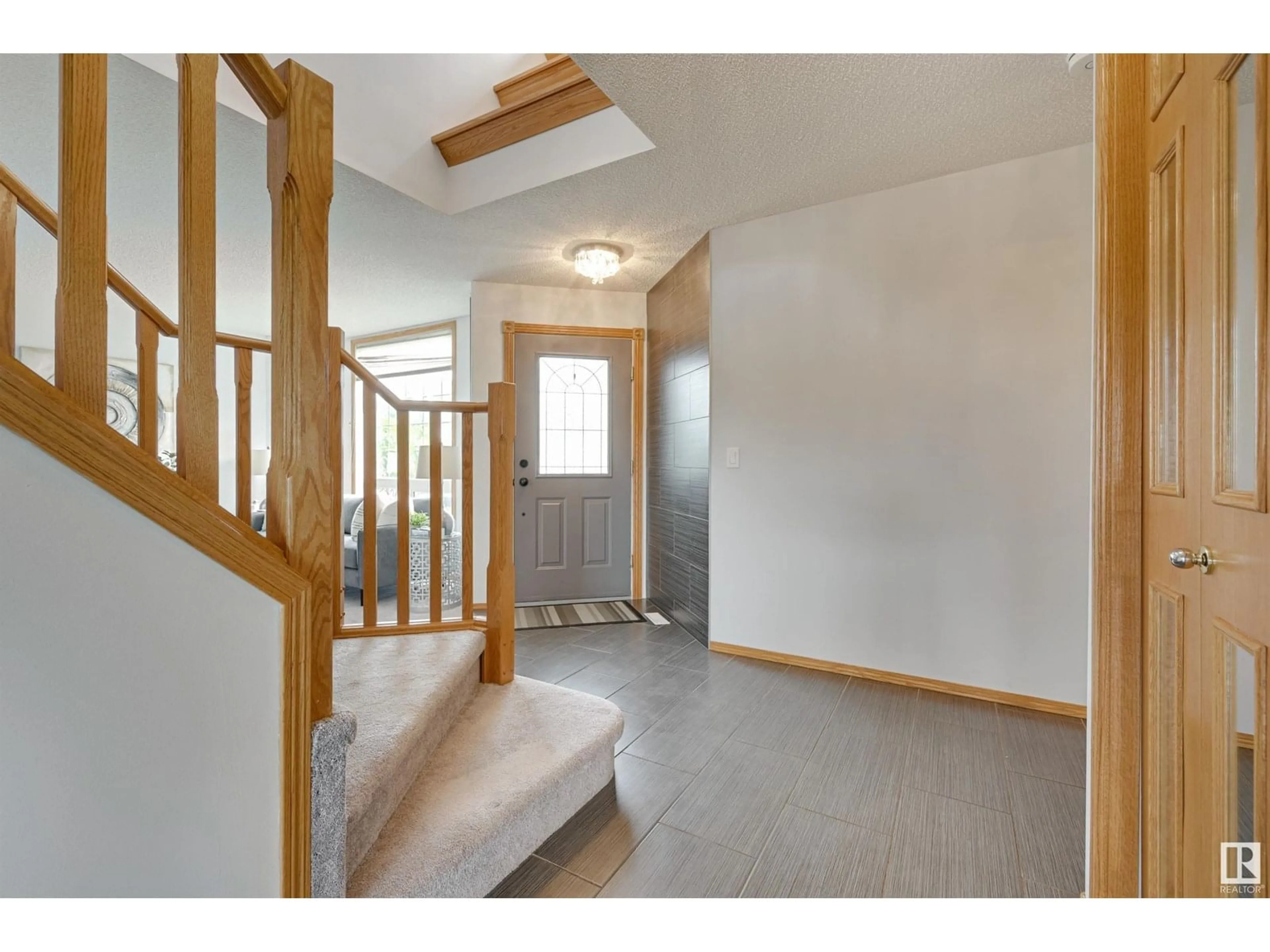 Indoor entryway for 3940 42 ST, Edmonton Alberta T6L7C4