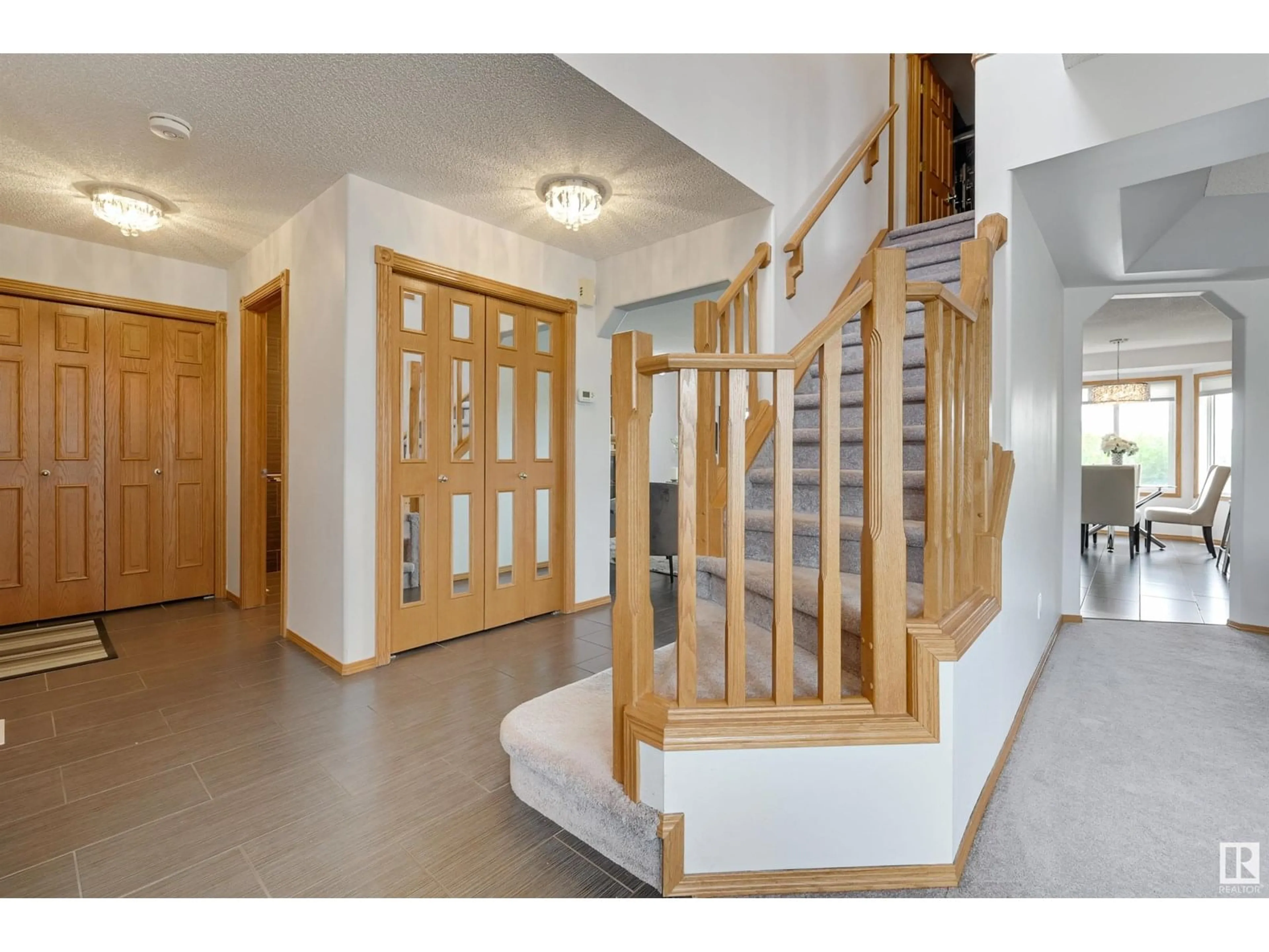 Indoor foyer for 3940 42 ST, Edmonton Alberta T6L7C4