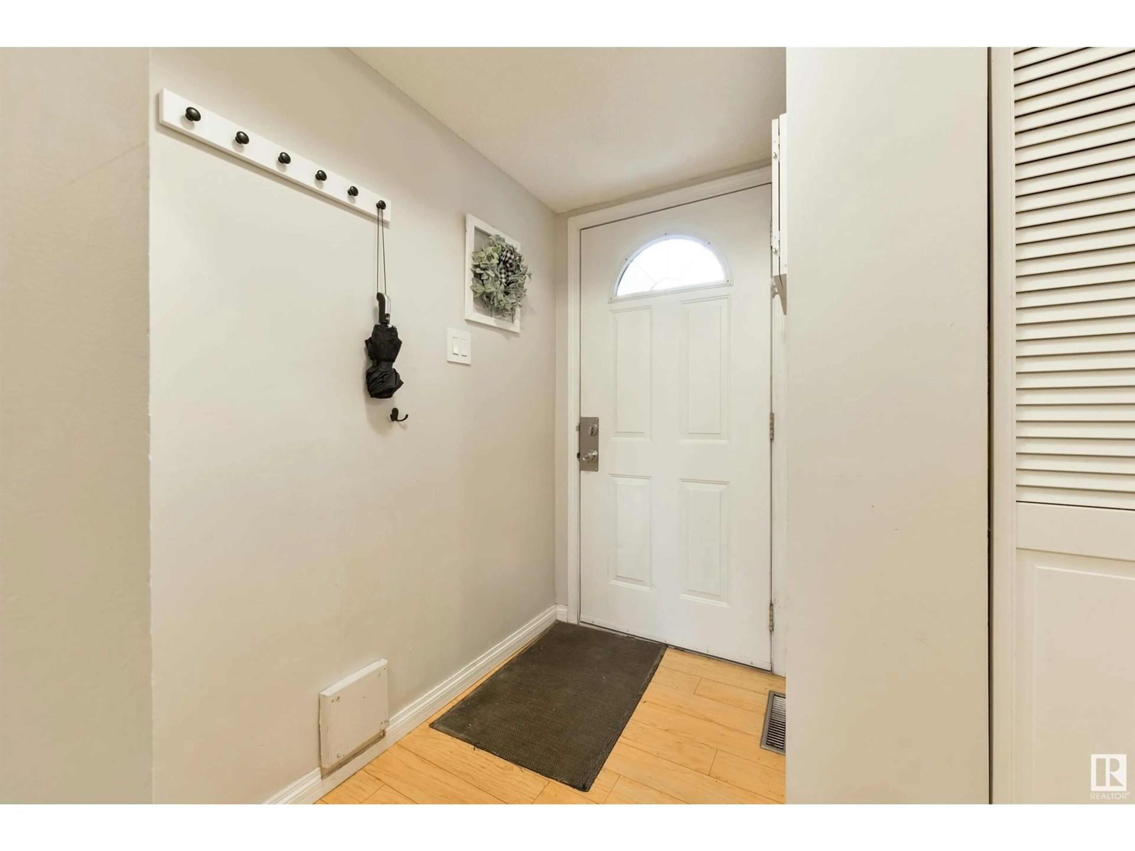 Indoor entryway for NW - 2B MEADOWLARK VG, Edmonton Alberta T5R5X3
