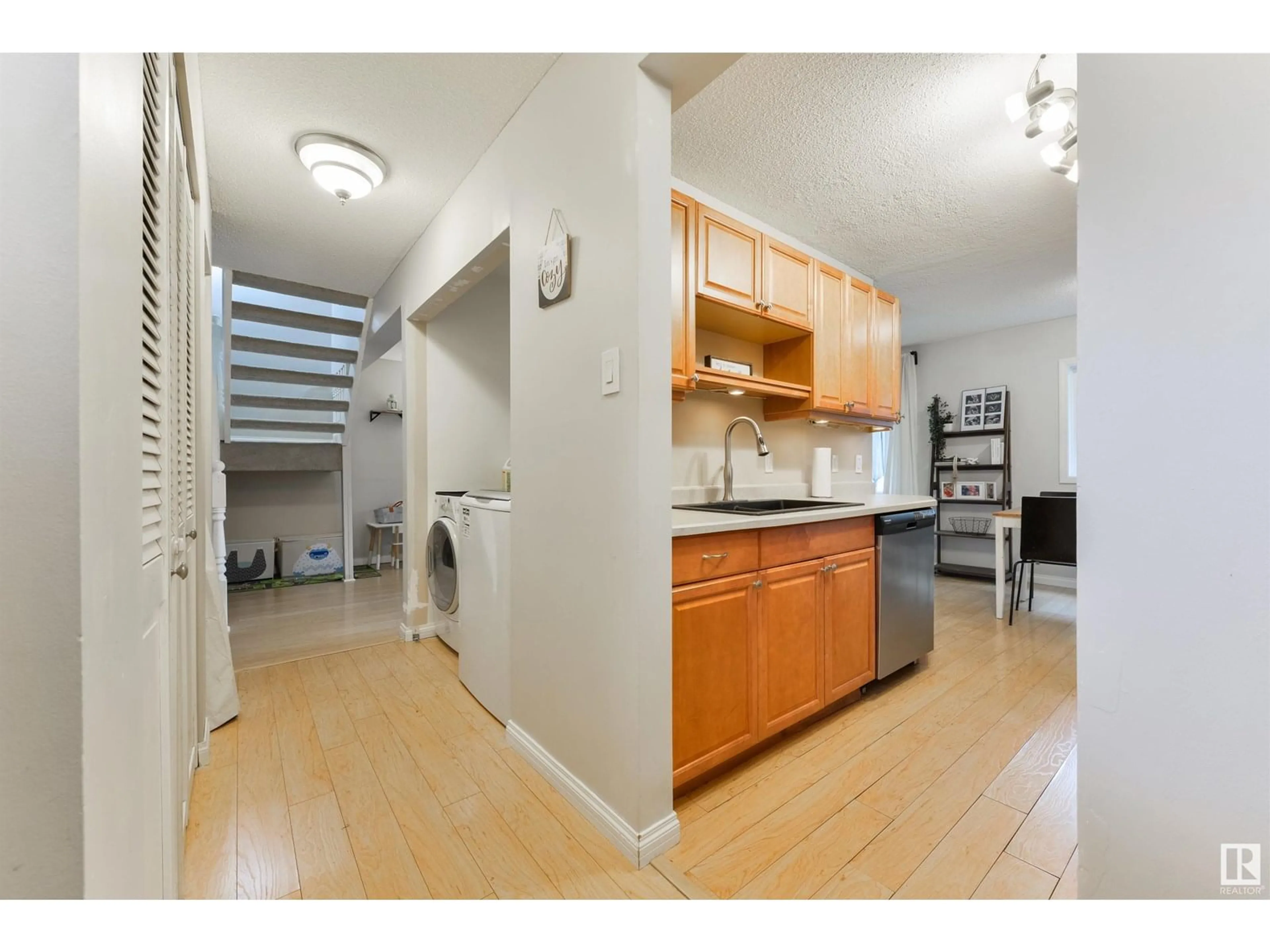 Standard kitchen, unknown for NW - 2B MEADOWLARK VG, Edmonton Alberta T5R5X3