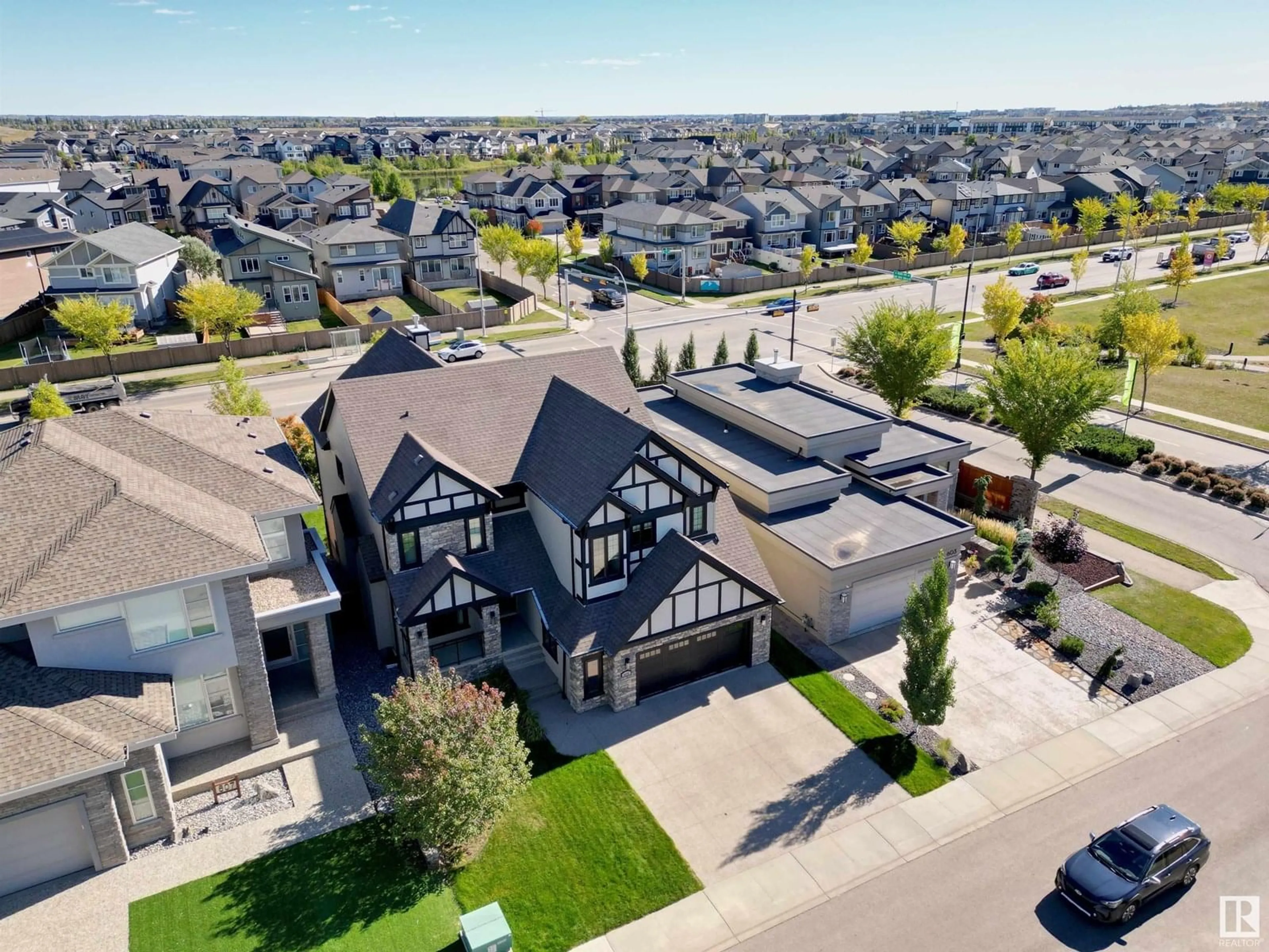 A pic from outside/outdoor area/front of a property/back of a property/a pic from drone, street for 605 HOWATT DR, Edmonton Alberta T6W2T6