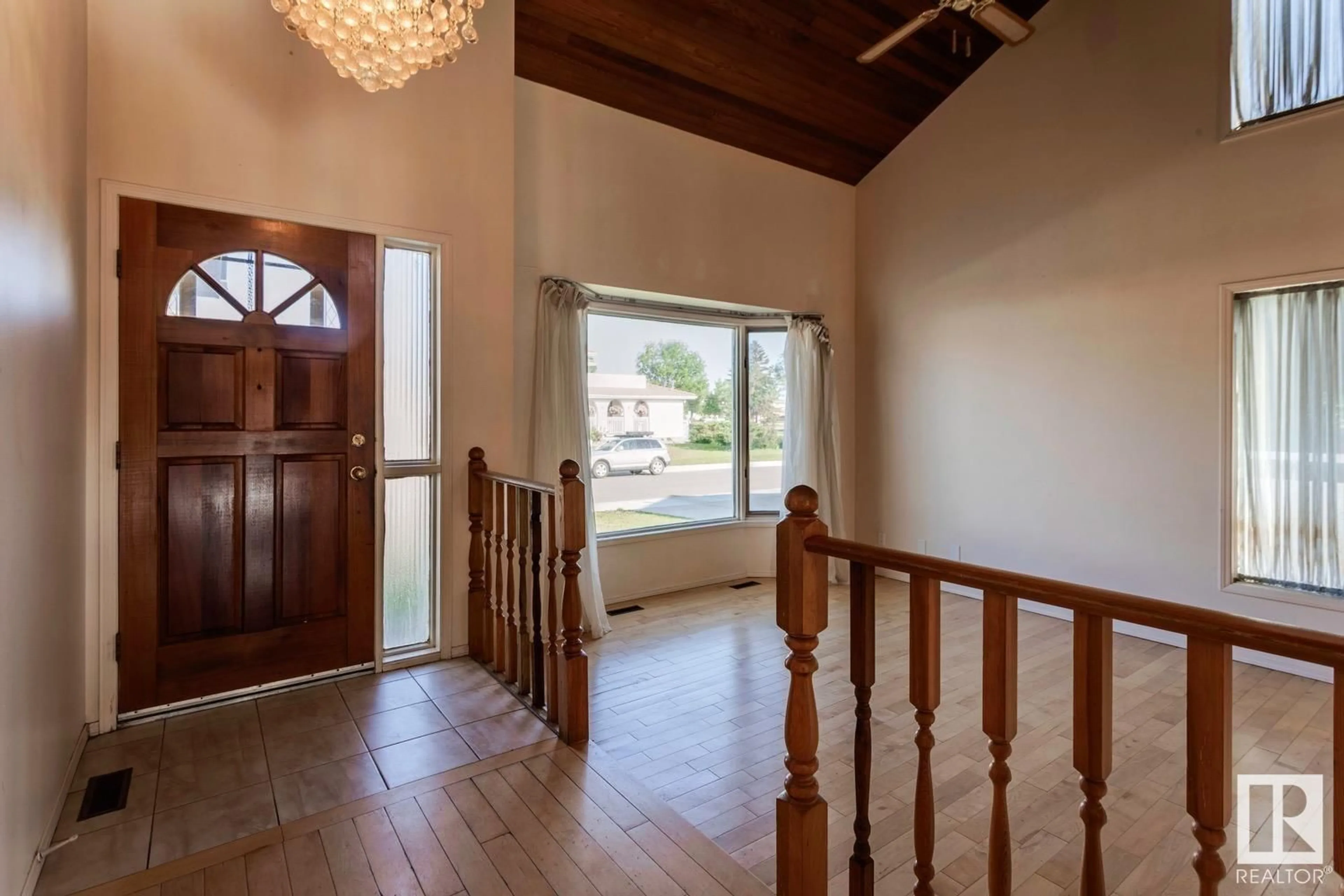 Indoor foyer for 16117 108 ST, Edmonton Alberta T5X4Z8