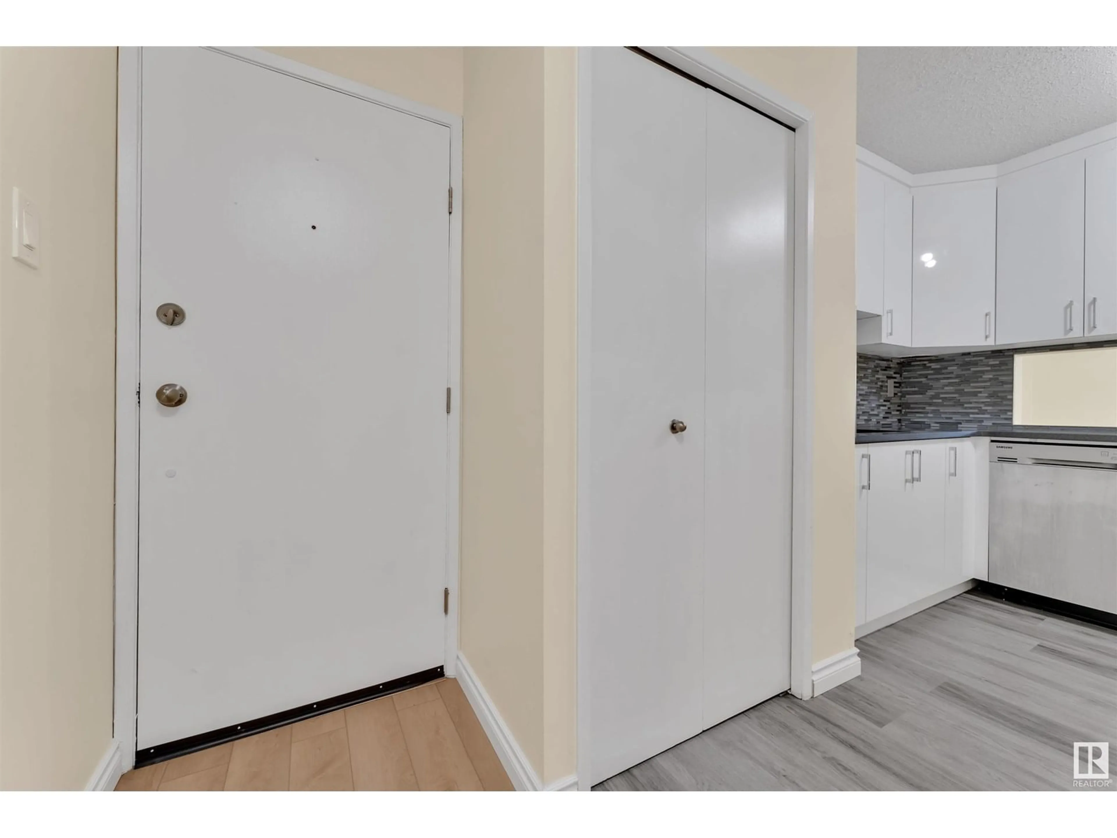 Indoor entryway for #5 - 3855 76 ST, Edmonton Alberta T6K2P9