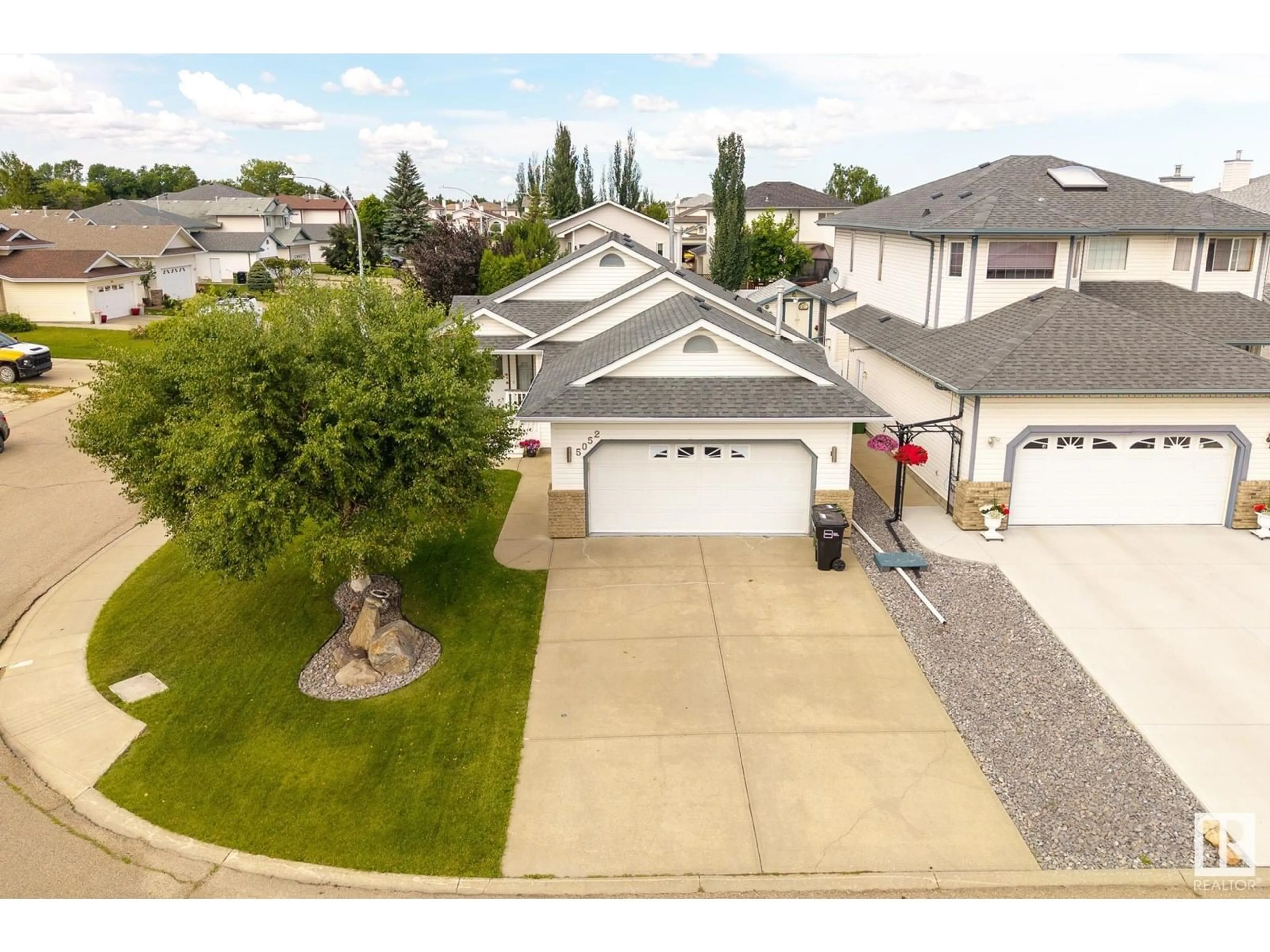A pic from outside/outdoor area/front of a property/back of a property/a pic from drone, street for 5052 152A AV, Edmonton Alberta T5A5E7
