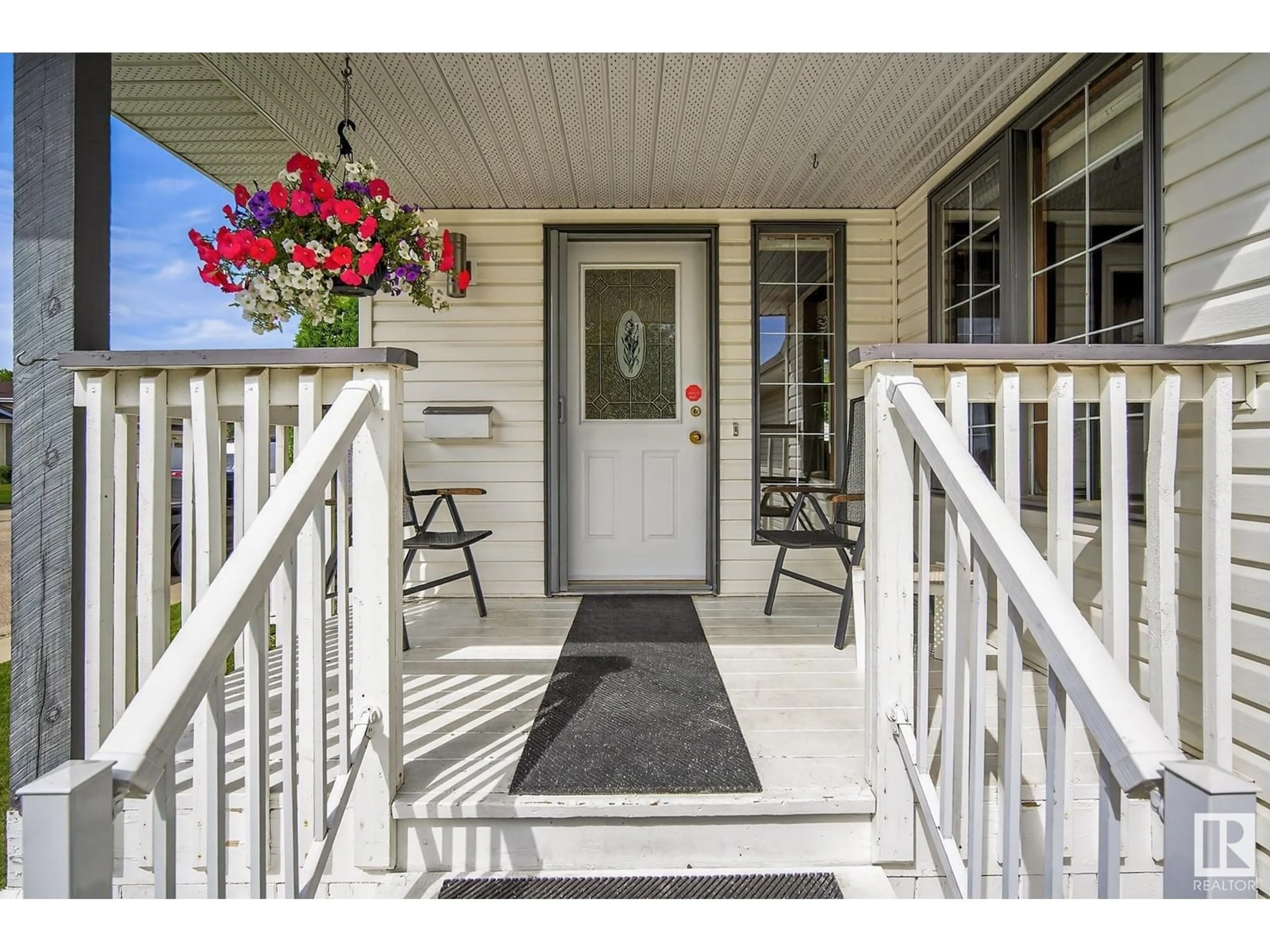 Indoor entryway for 5052 152A AV, Edmonton Alberta T5A5E7