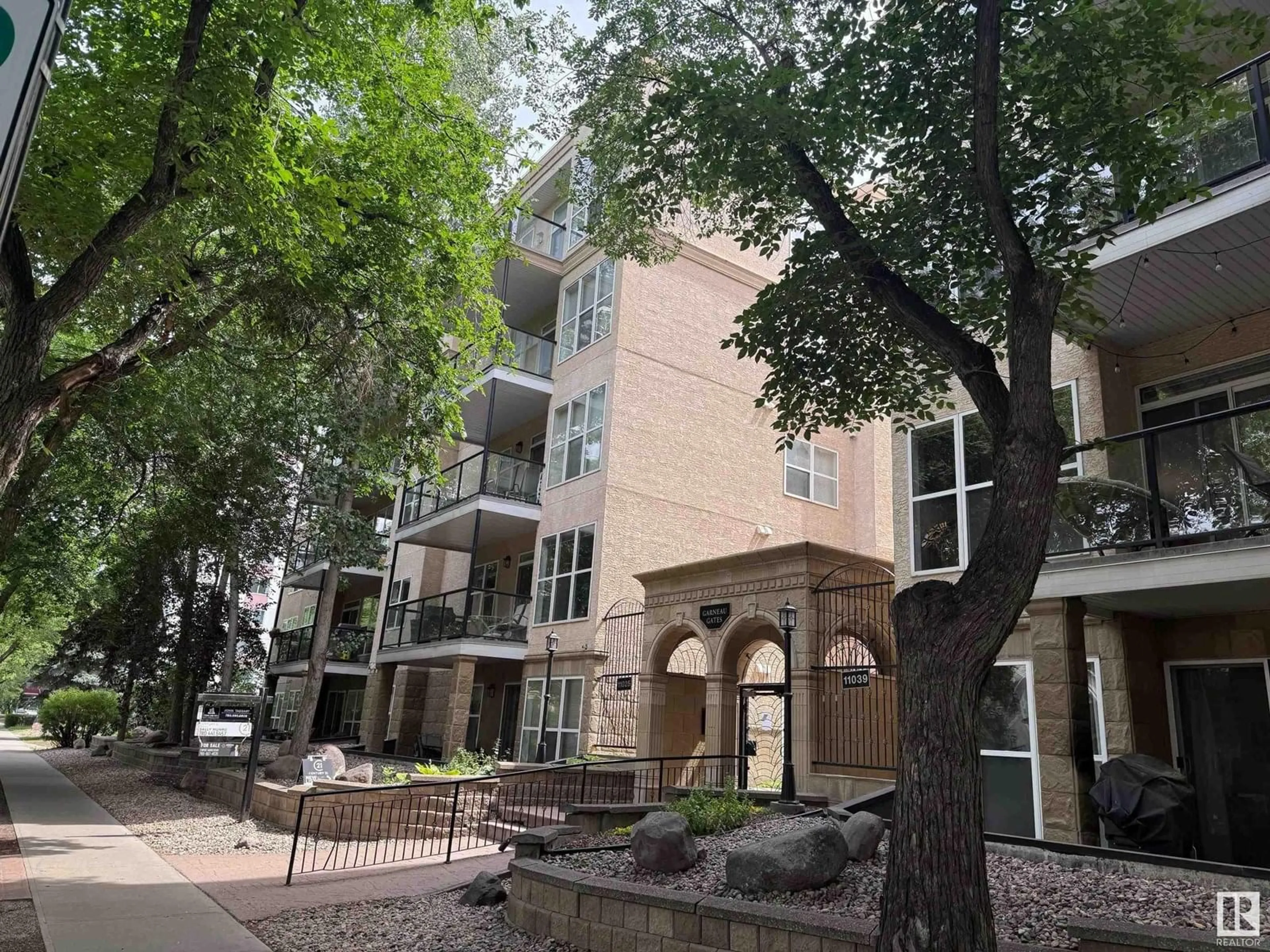 Patio, street for #103 - 11025 83 AV, Edmonton Alberta T5J5G3