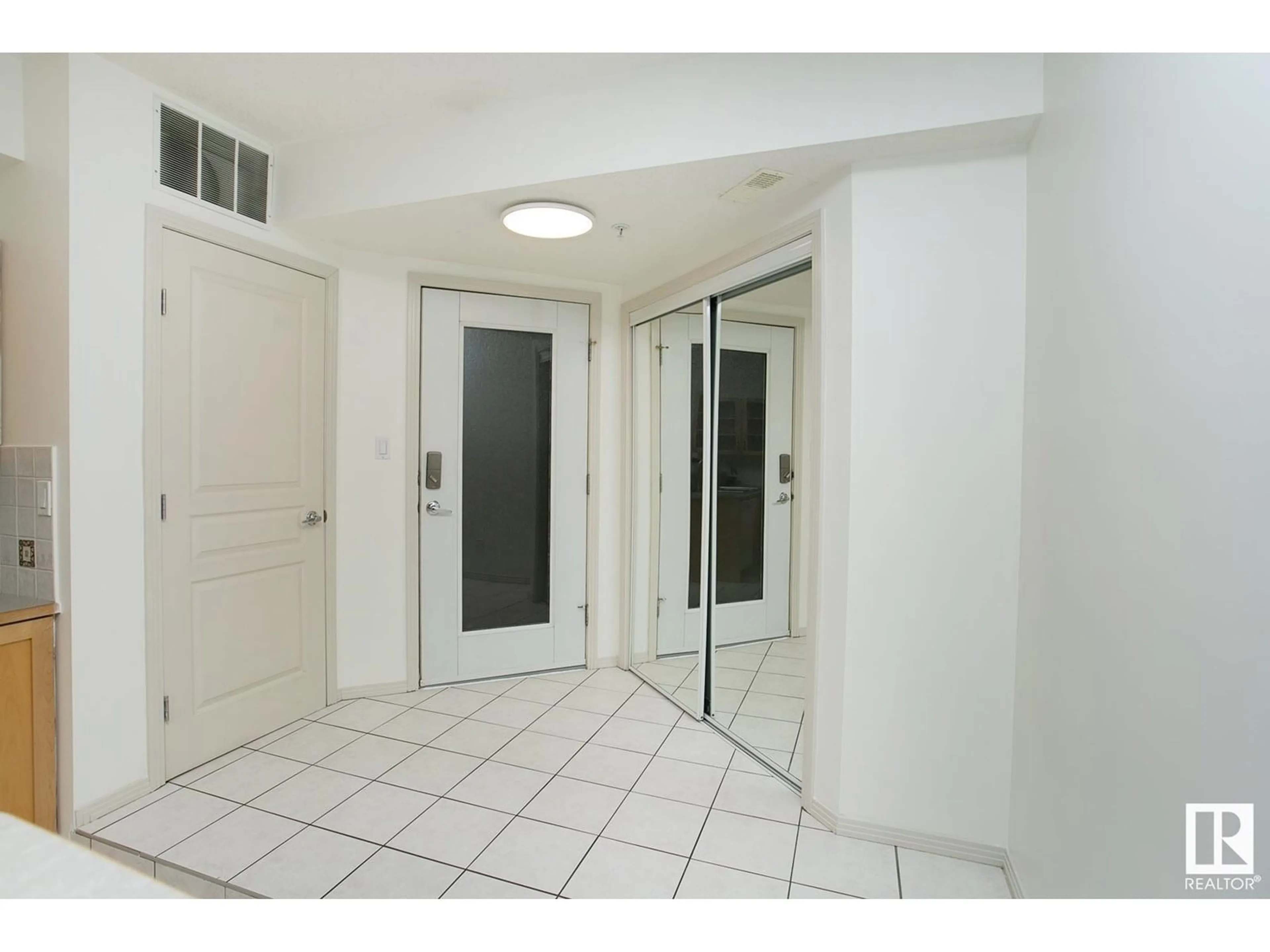 Indoor foyer for #103 - 11025 83 AV, Edmonton Alberta T5J5G3