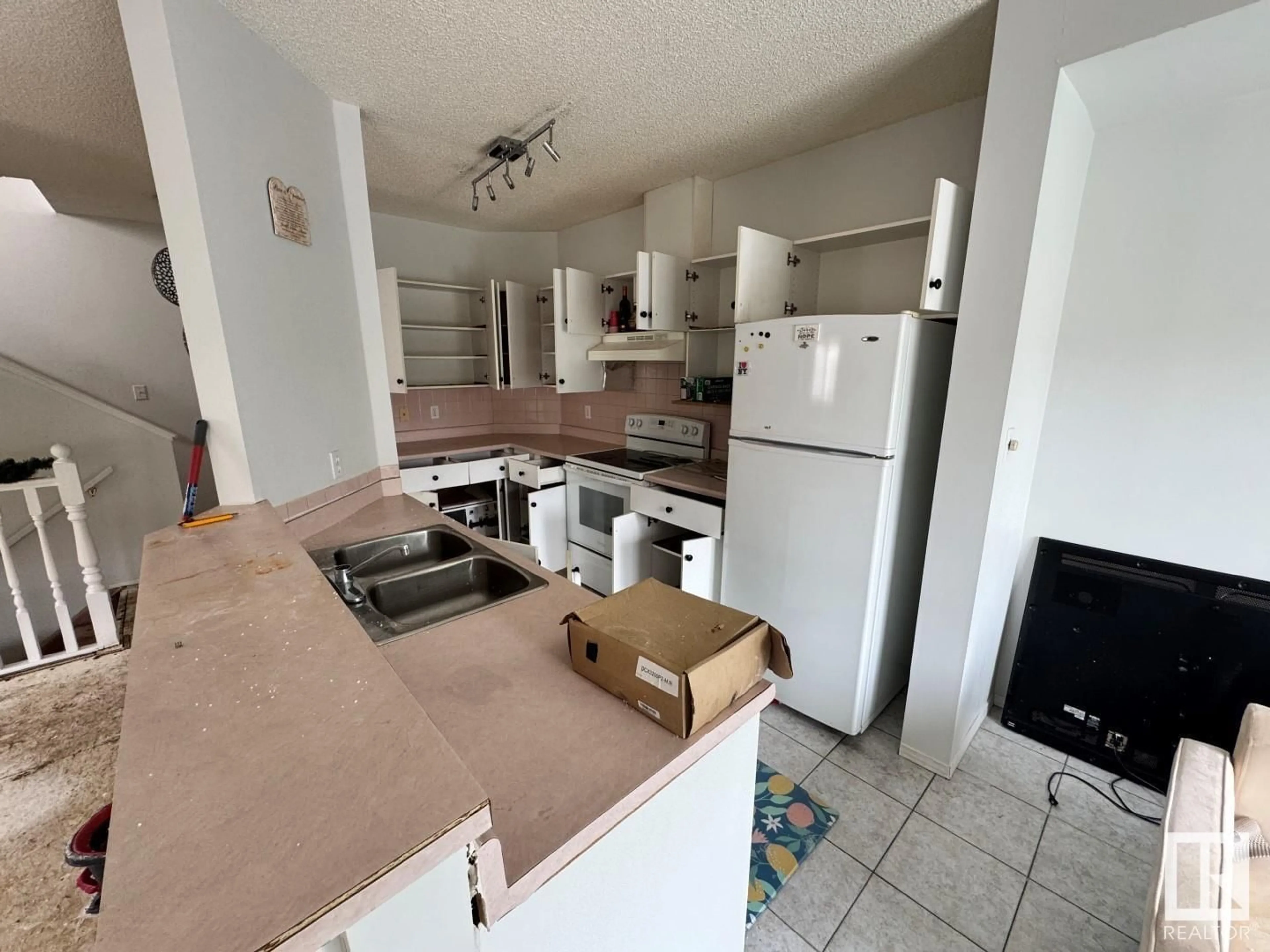 Unknown for 843 - 49 YOUVILLE W, Edmonton Alberta T6L6X8