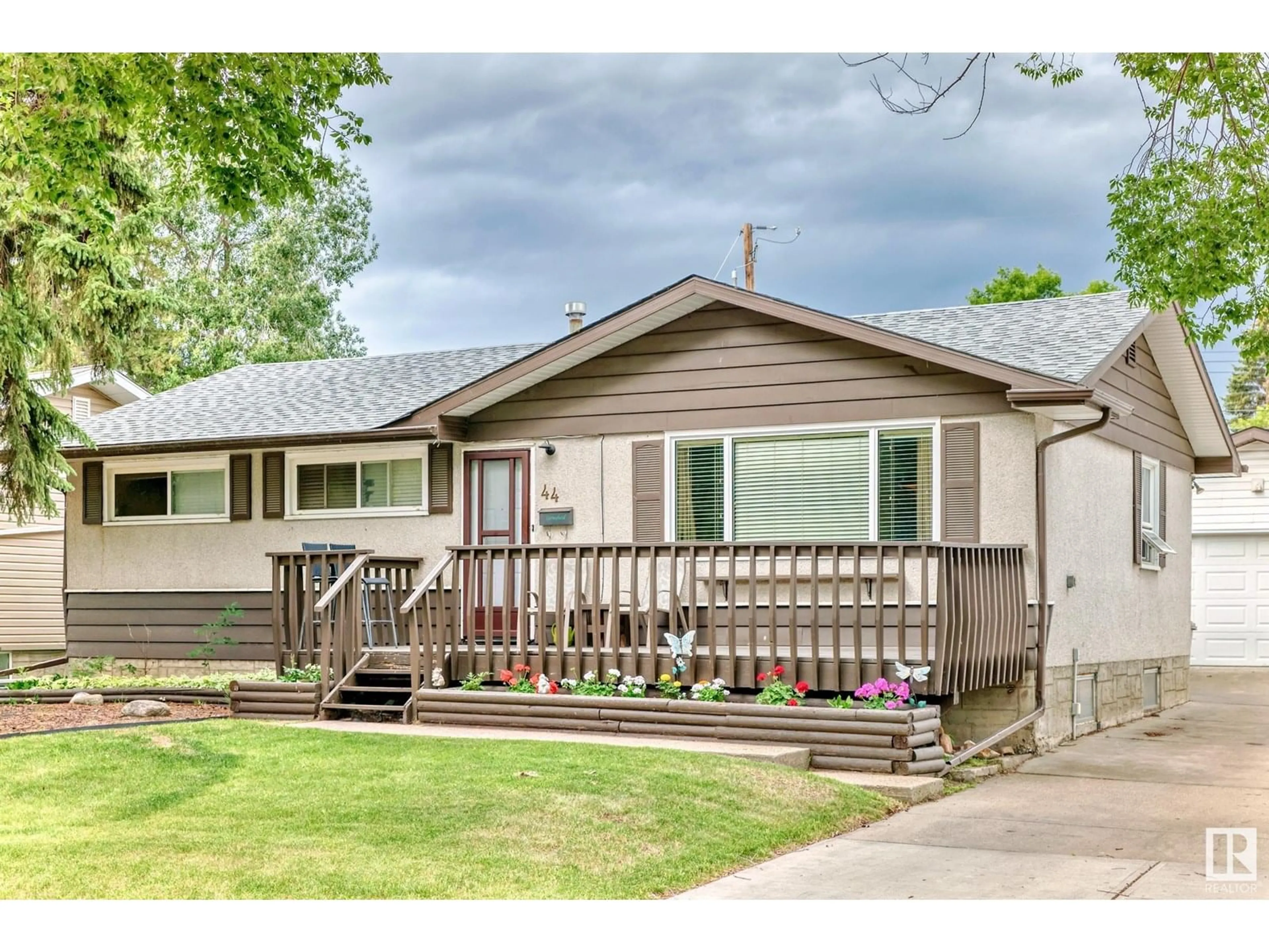 Home with vinyl exterior material, street for 44 GRANDIN RD, St. Albert Alberta T8N0S2