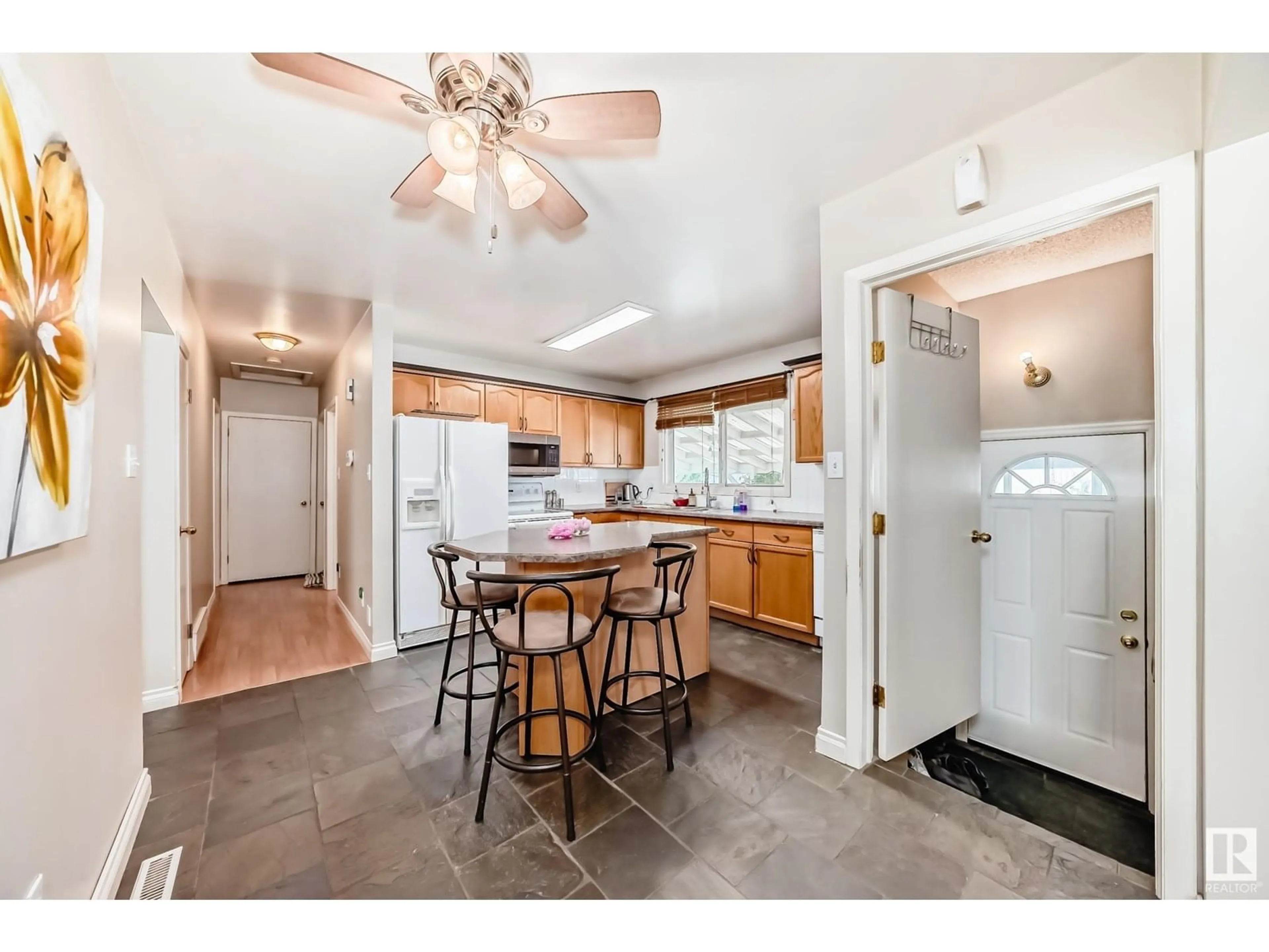 Open concept kitchen, ceramic/tile floor for 44 GRANDIN RD, St. Albert Alberta T8N0S2