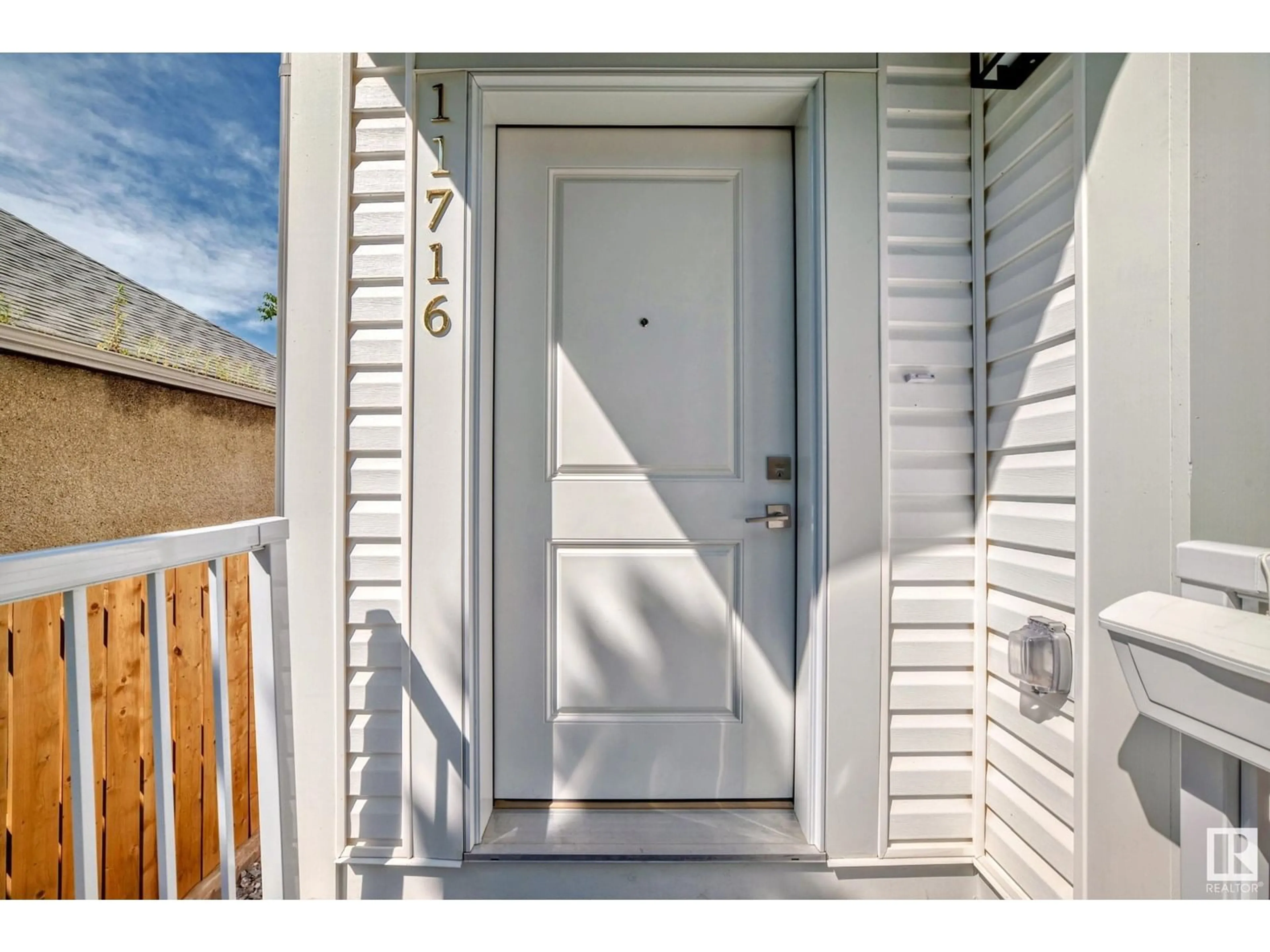 Indoor entryway for 11716 129 AV, Edmonton Alberta T5E0M8