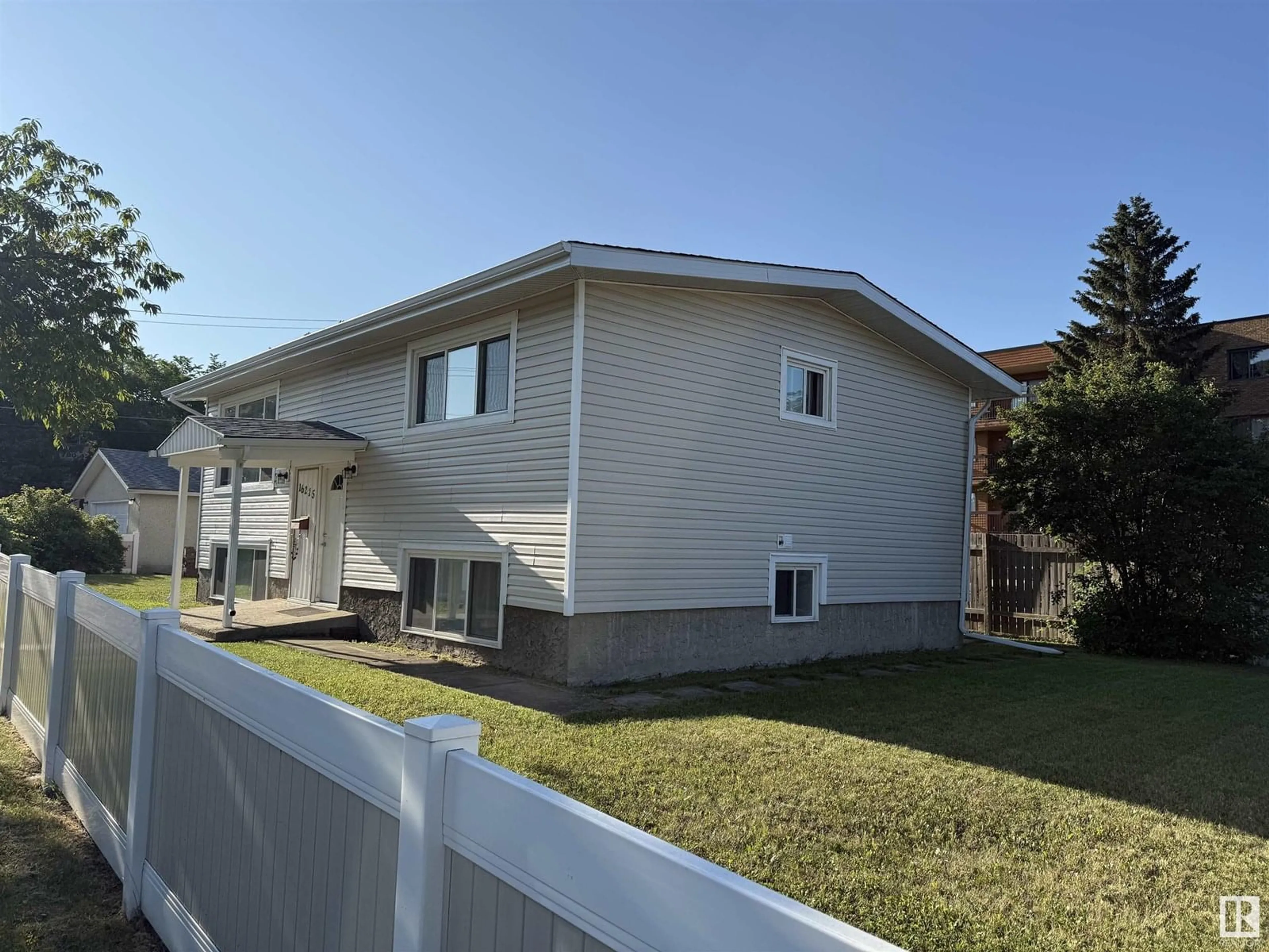 Home with vinyl exterior material, unknown for 16225 102 AV, Edmonton Alberta T5P4G6