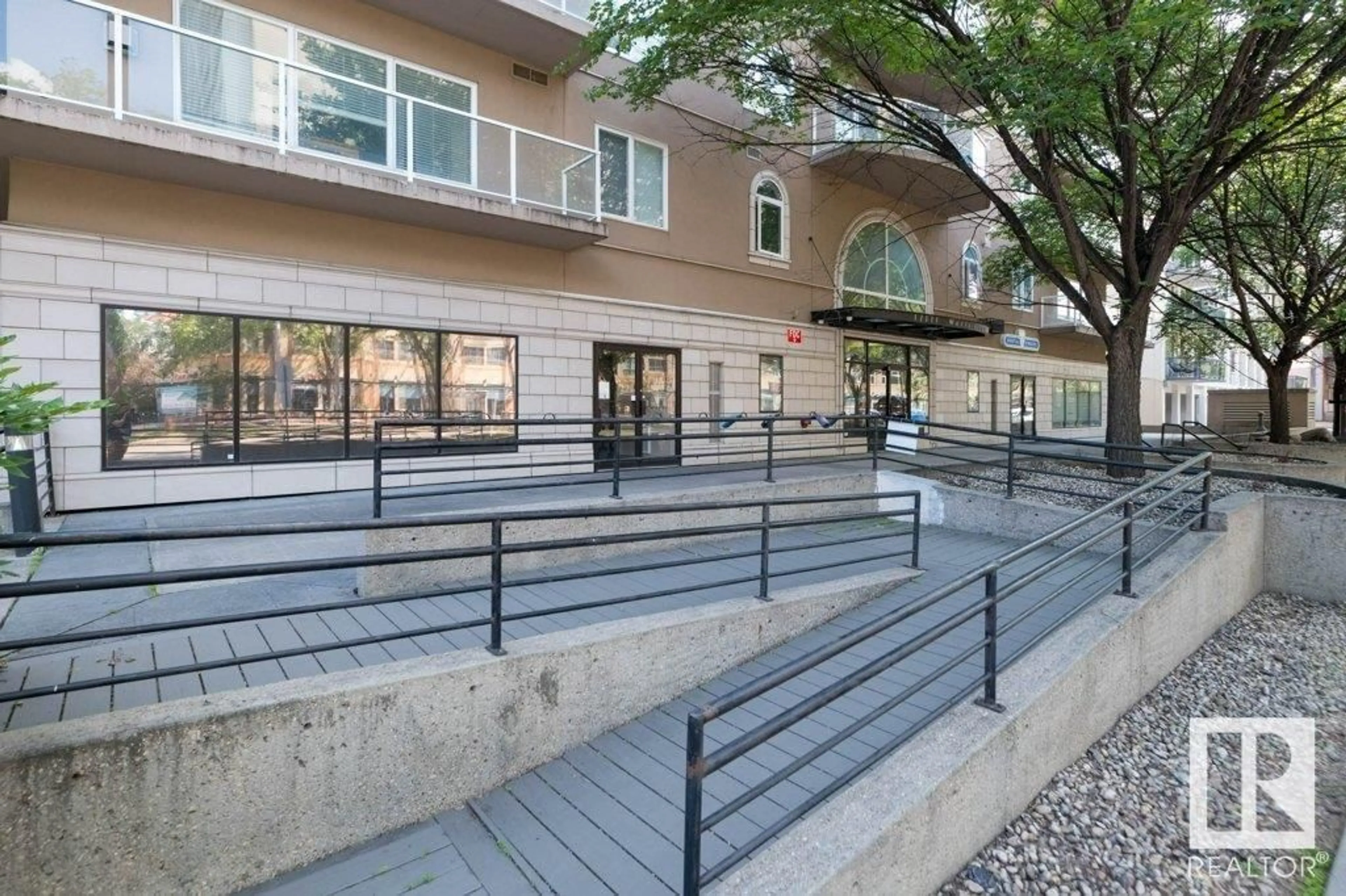 Patio, street for 902 - 11111 82 AV, Edmonton Alberta T6G0T3