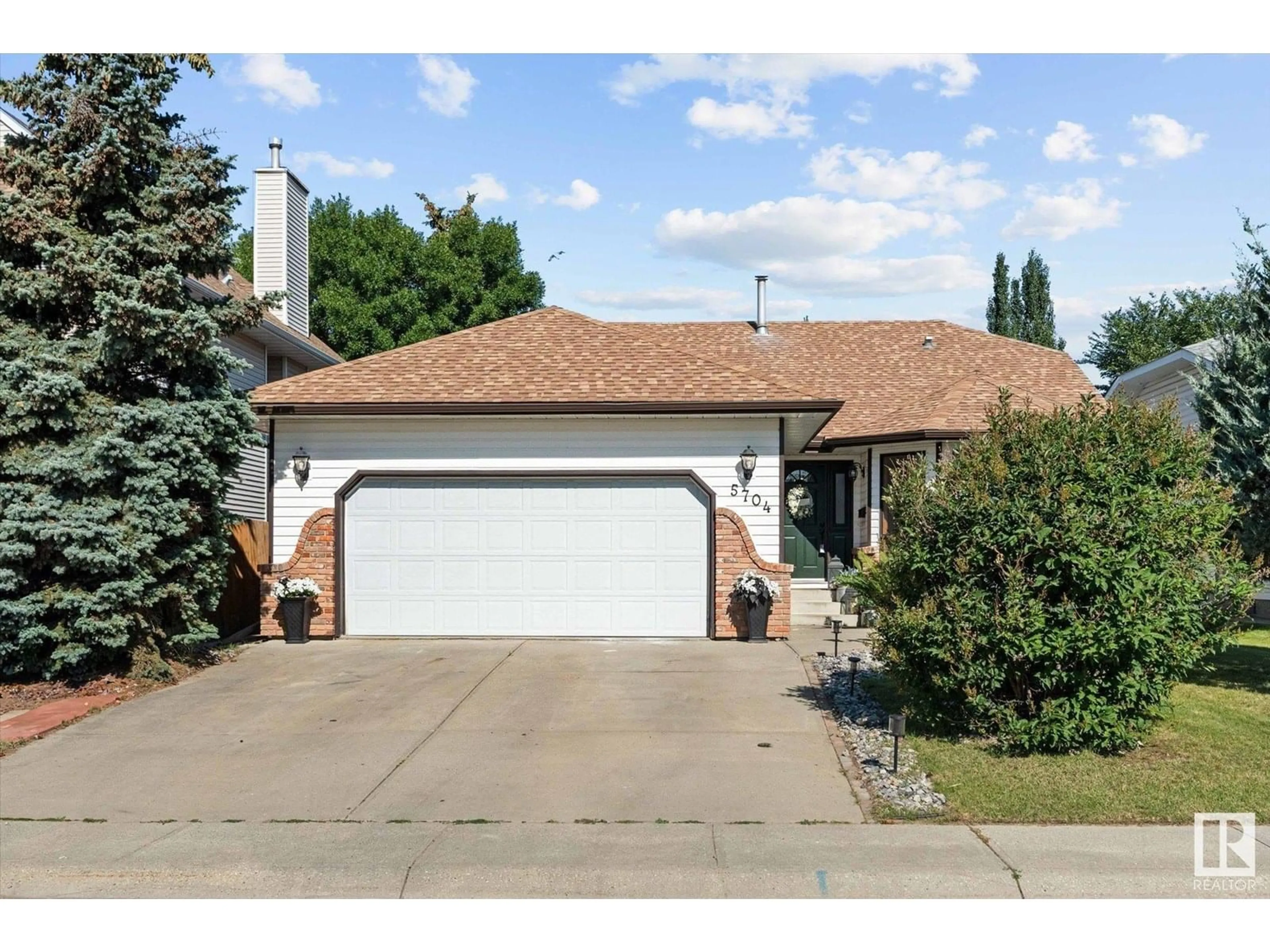 Home with vinyl exterior material, street for 5704 47 ST, Stony Plain Alberta T7Z1C6