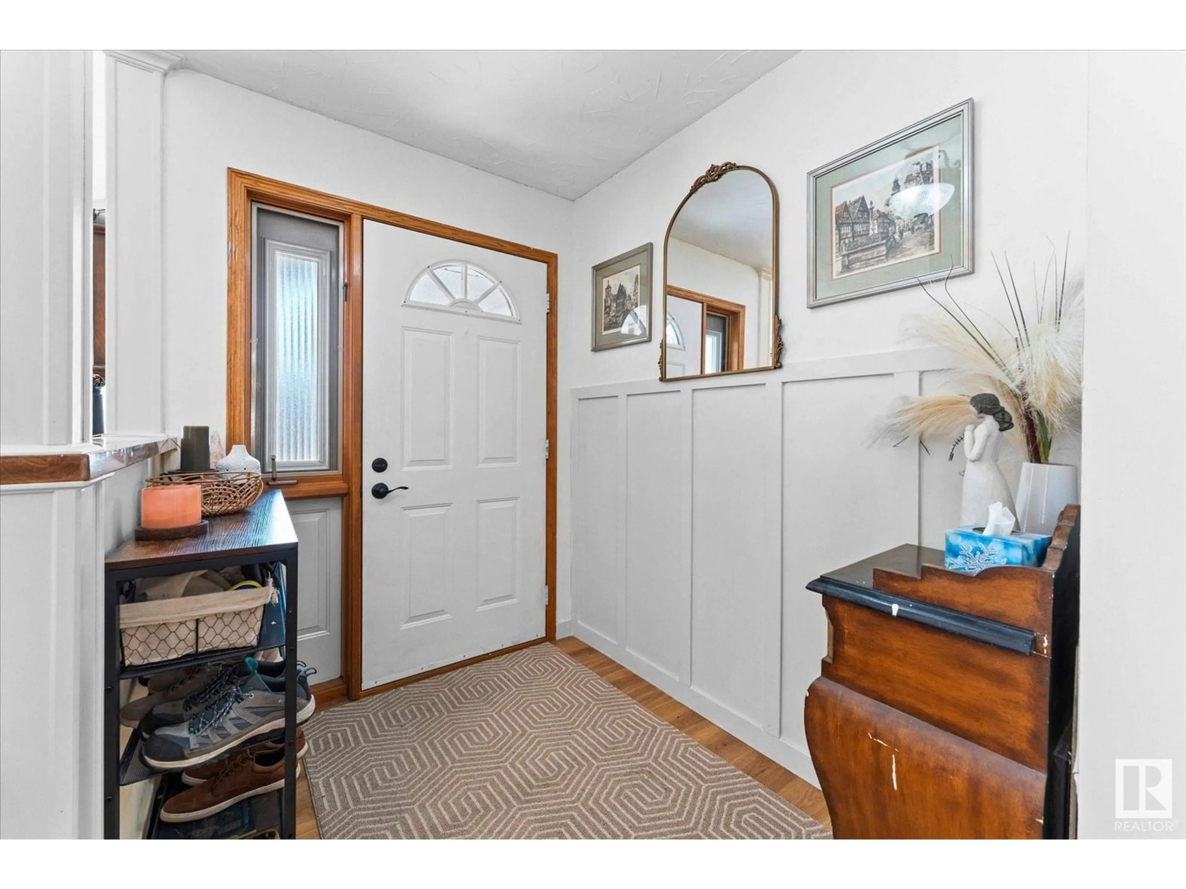 Indoor entryway for 5704 47 ST, Stony Plain Alberta T7Z1C6