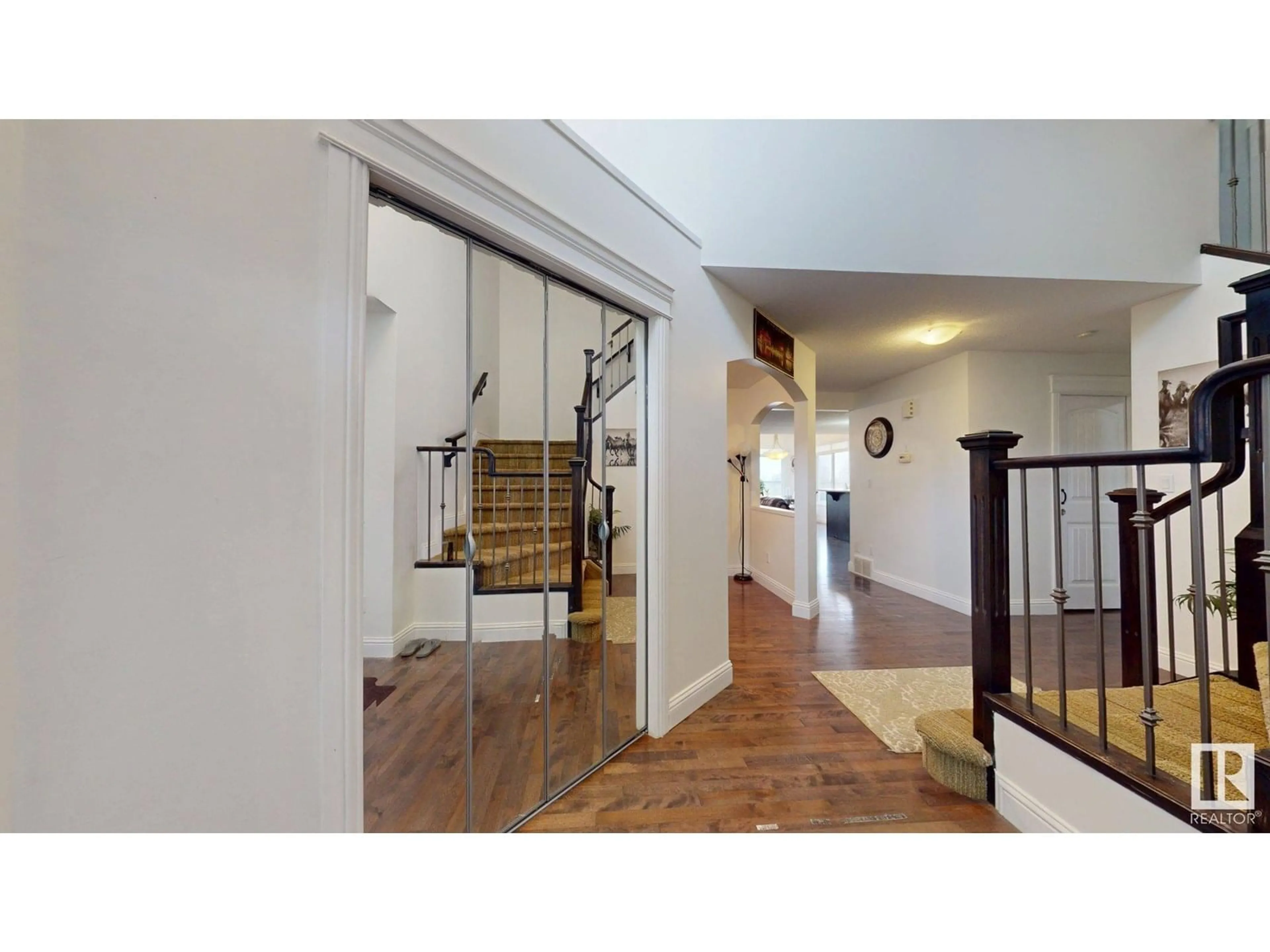 Indoor foyer for SW - 5440 1A AV, Edmonton Alberta T6X0L2