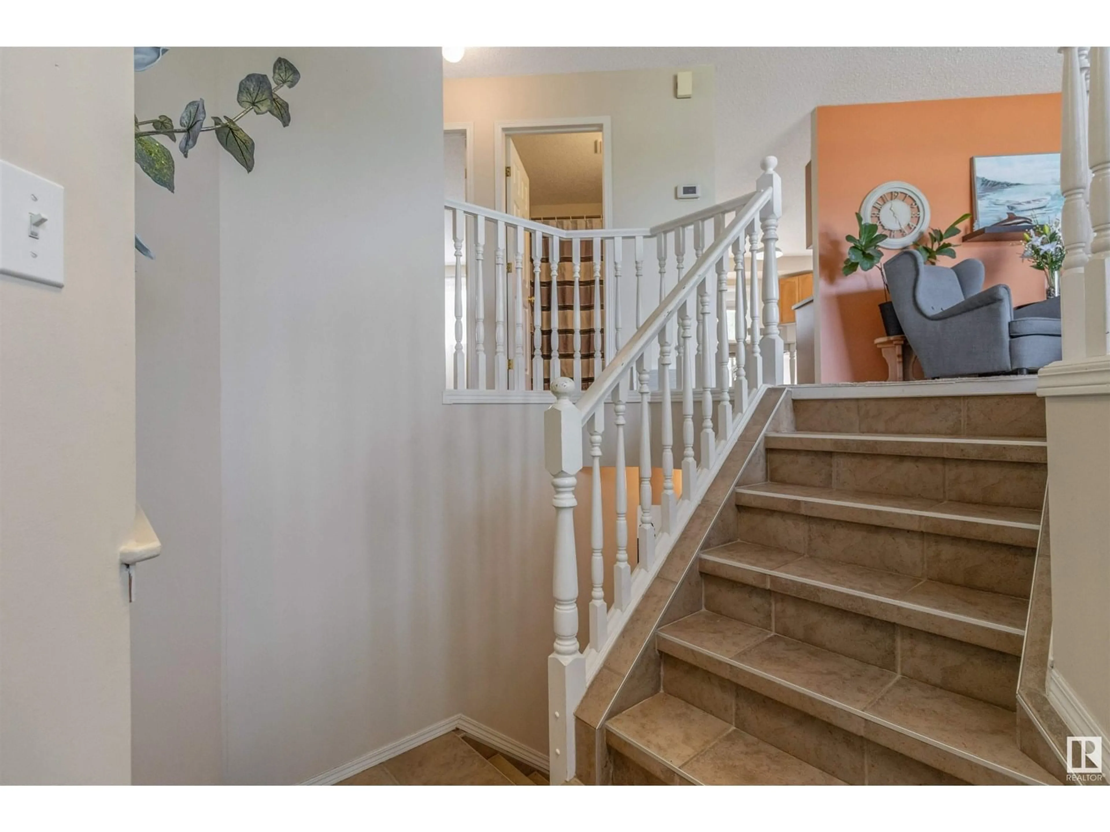 Indoor foyer for 32 FOXHAVEN CO, Sherwood Park Alberta T8A5X1