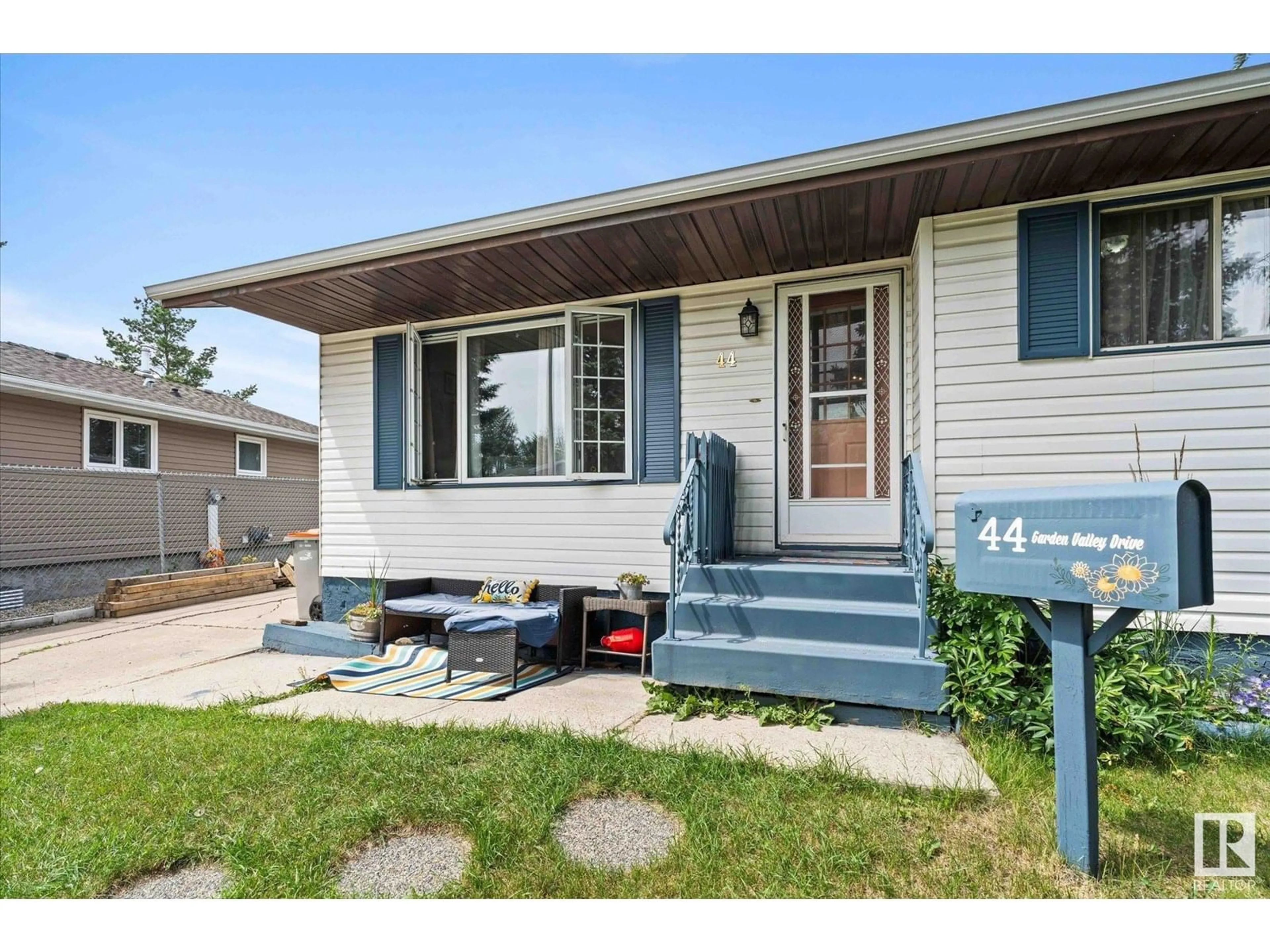 Home with vinyl exterior material, street for 44 GARDEN VALLEY DR, Stony Plain Alberta T7Z1H4