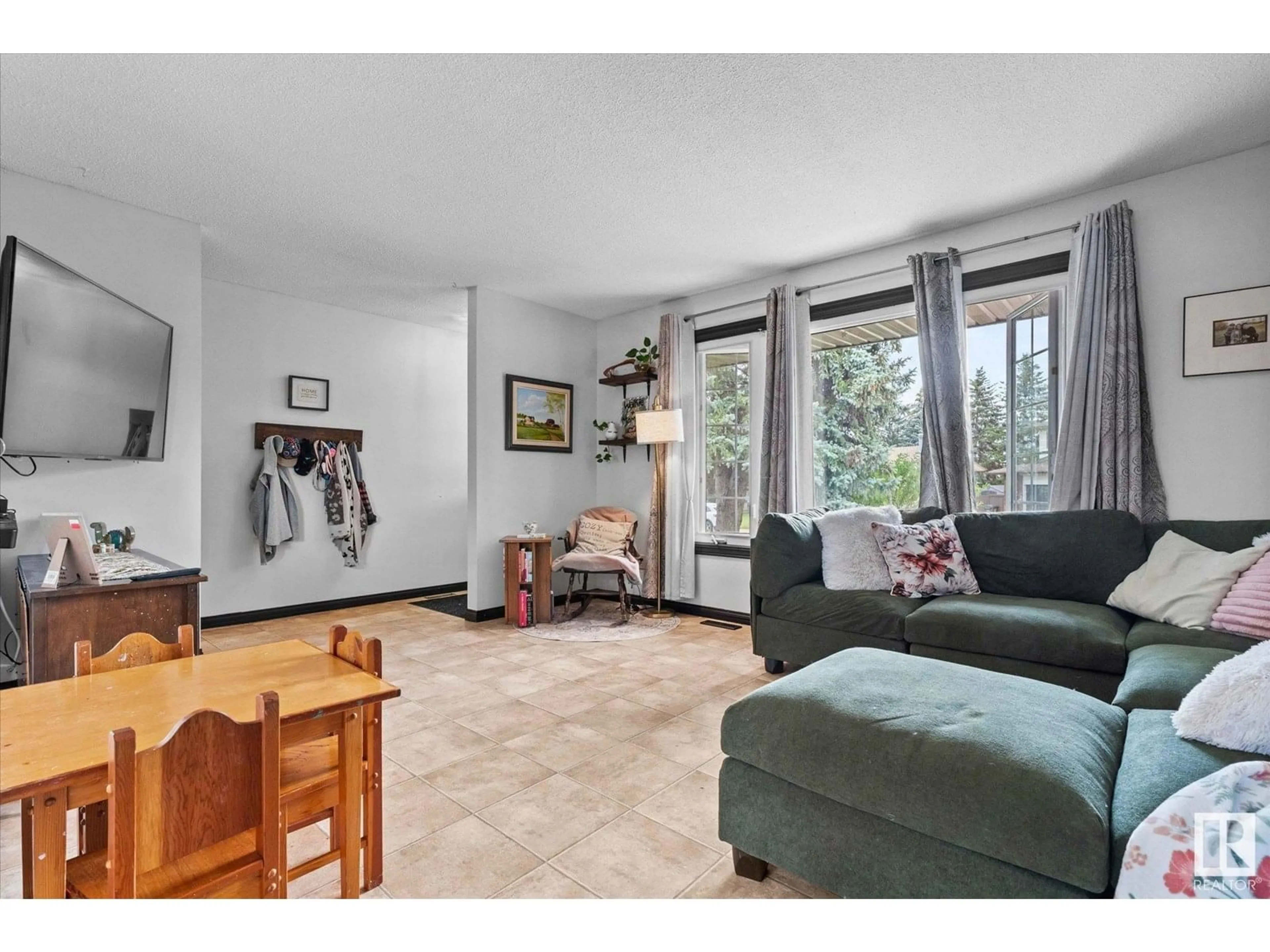 Living room with furniture, unknown for 44 GARDEN VALLEY DR, Stony Plain Alberta T7Z1H4