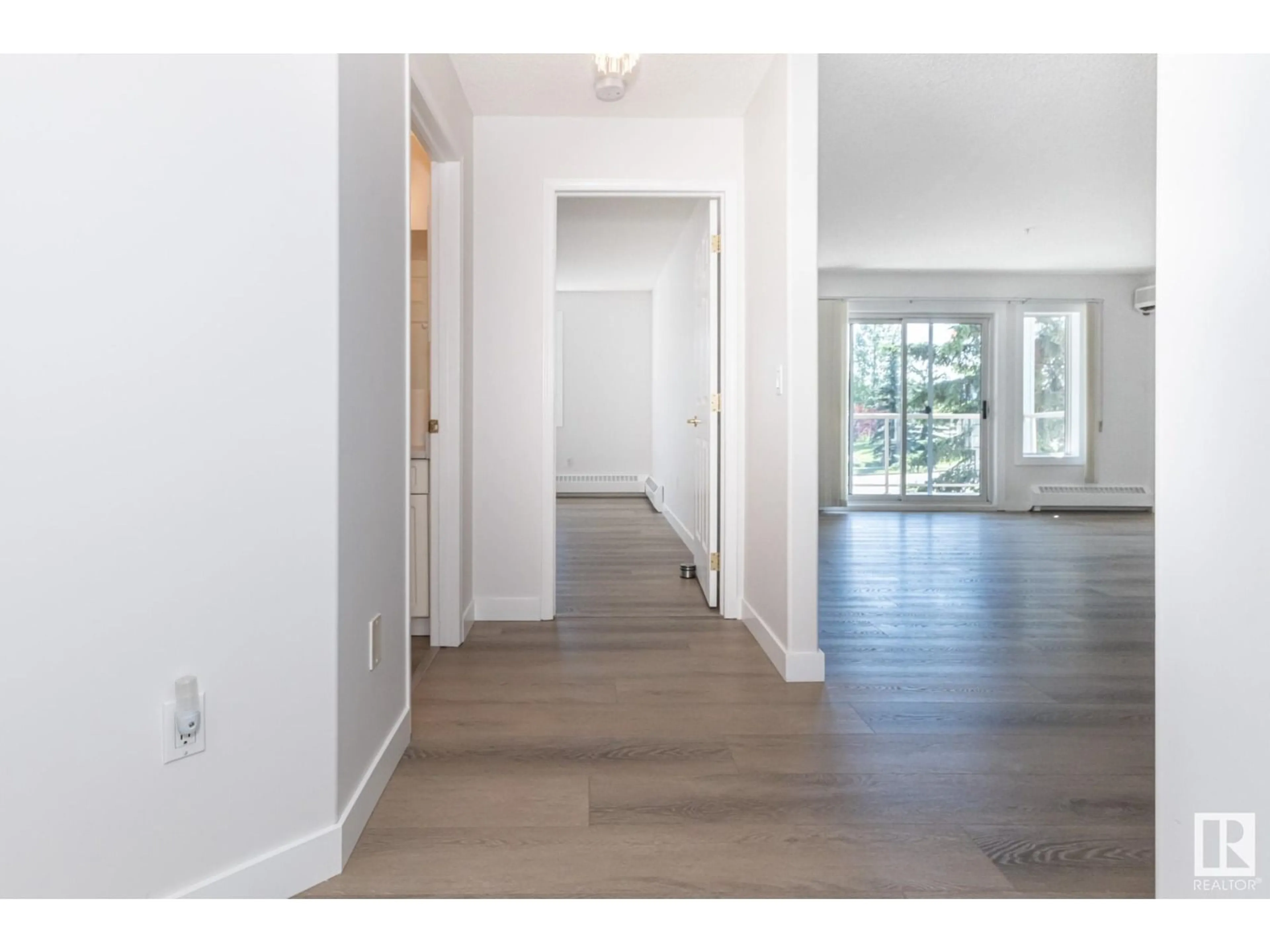 Indoor entryway for #203 - 70 CRYSTAL LN, Sherwood Park Alberta T8H1W6
